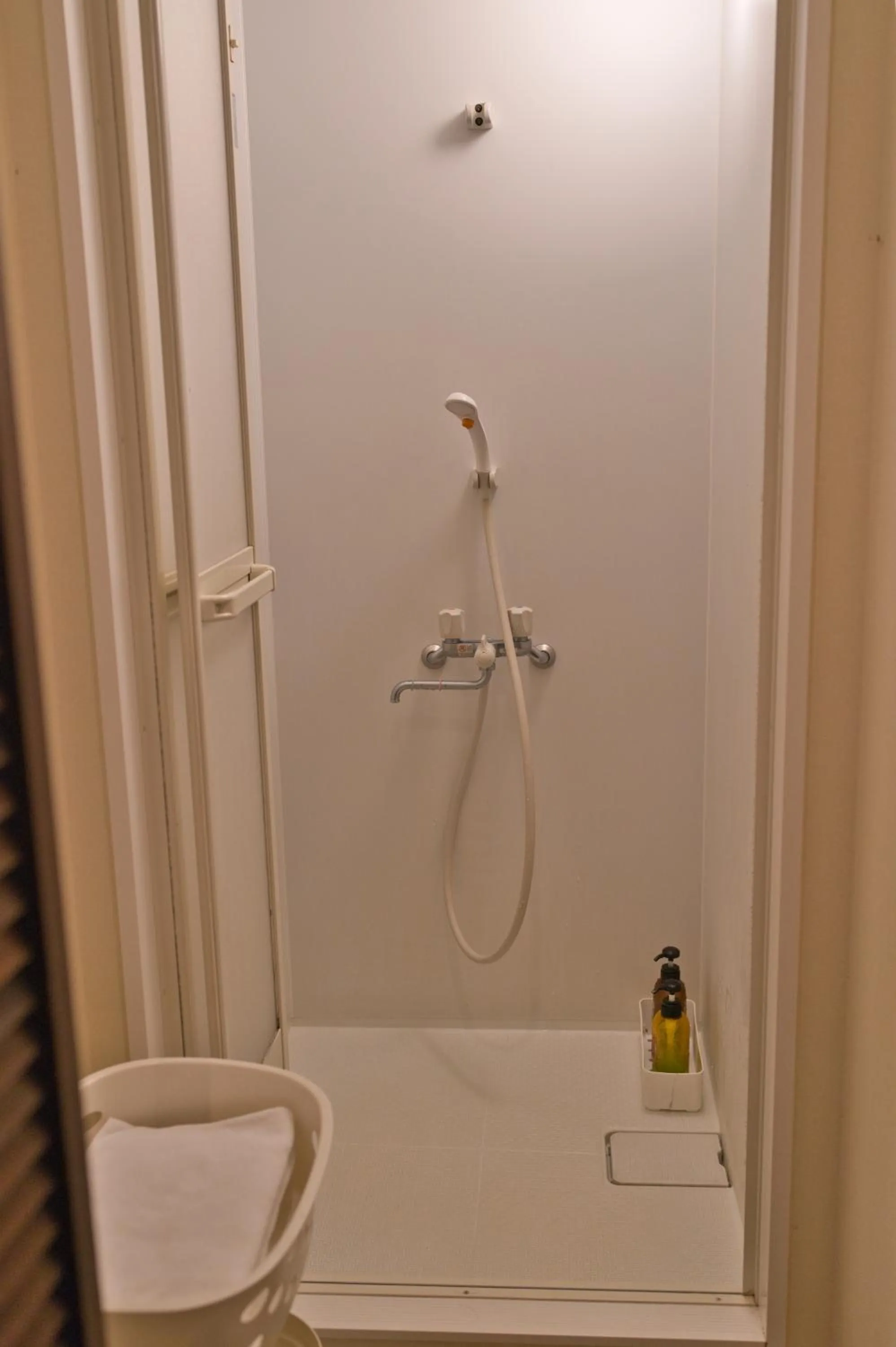 Shower in IZA Kamakura Guest House and Bar