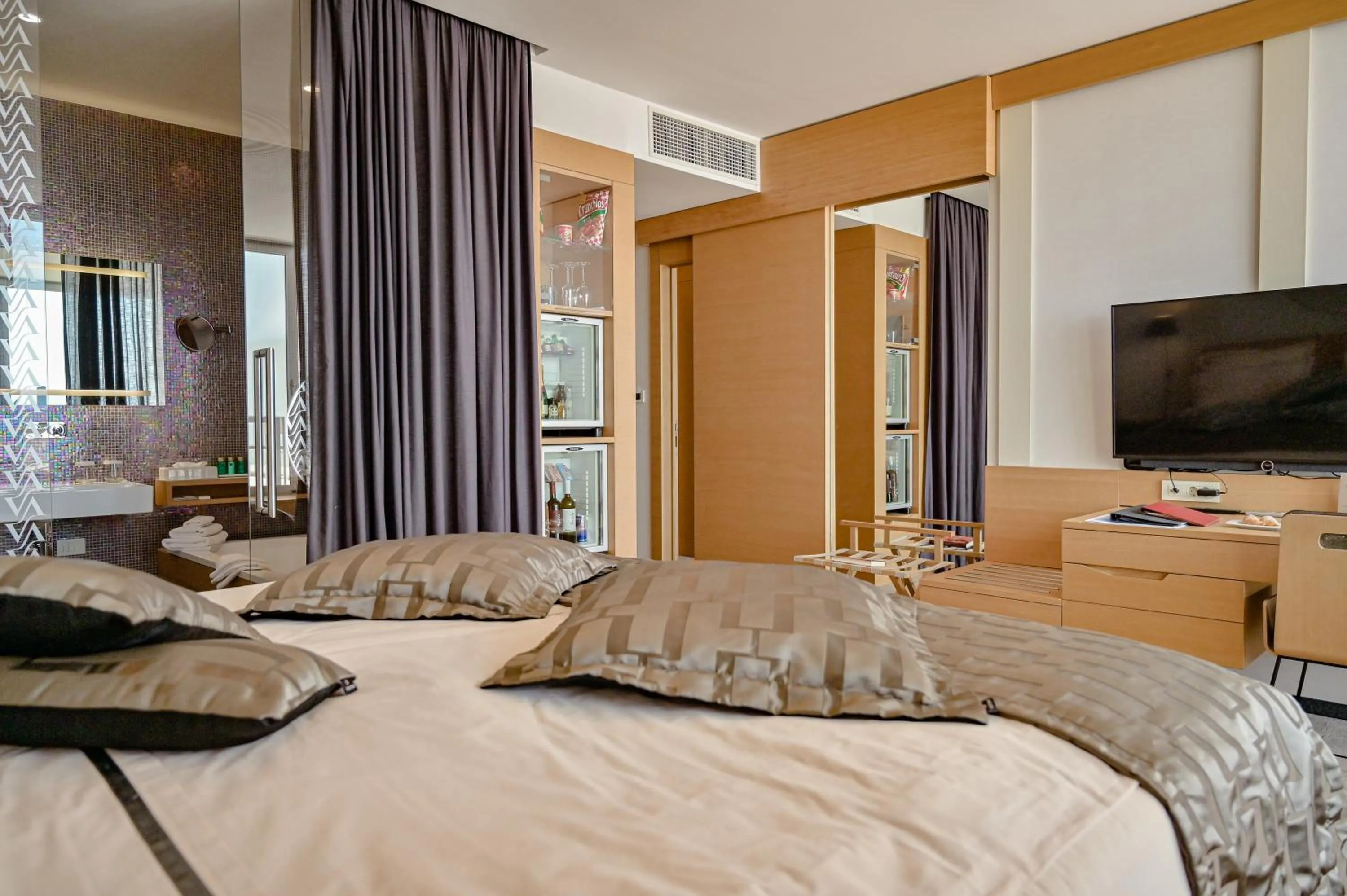 Shower, Bed in Bevanda Hotel & Restaurant - Unique Adriatic