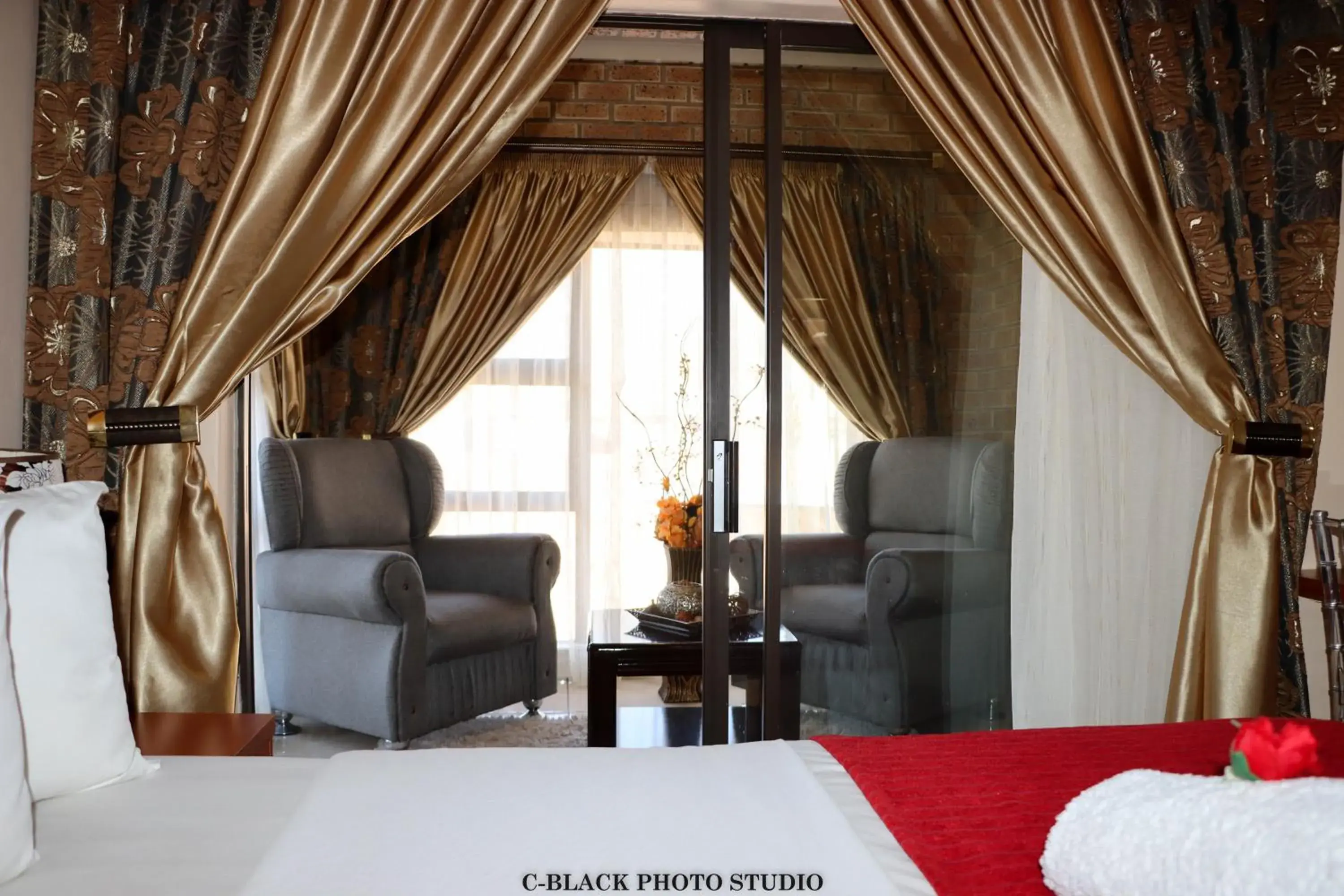 Executive Suite - single occupancy in Meet Mekaar Resorts - Nquthu Hotel Executive Suite - single occupancy in Meet Mekaar Resorts - Nquthu Hotel