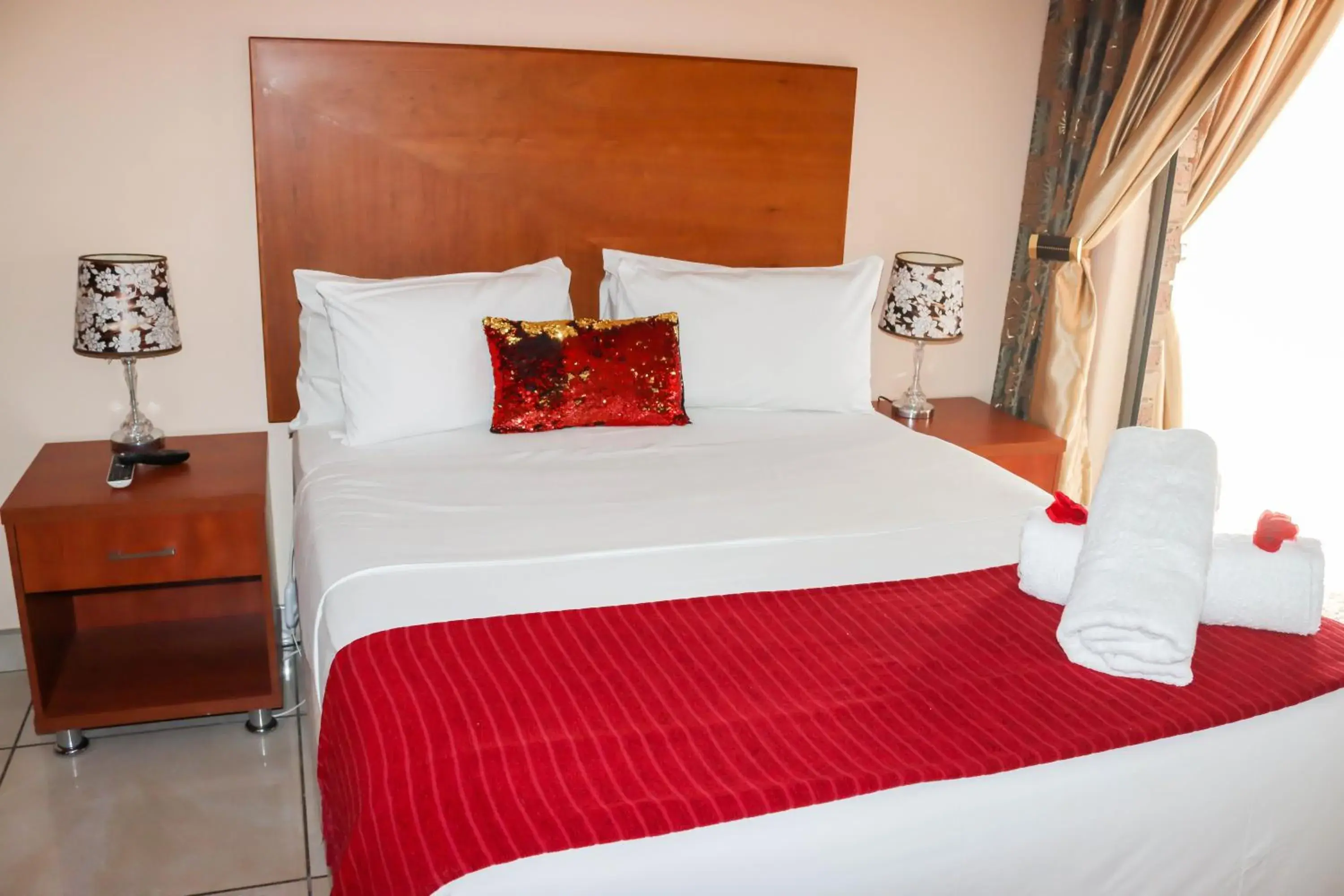 Standard Double Room - single occupancy in Meet Mekaar Resorts - Nquthu Hotel Standard Double Room - single occupancy in Meet Mekaar Resorts - Nquthu Hotel