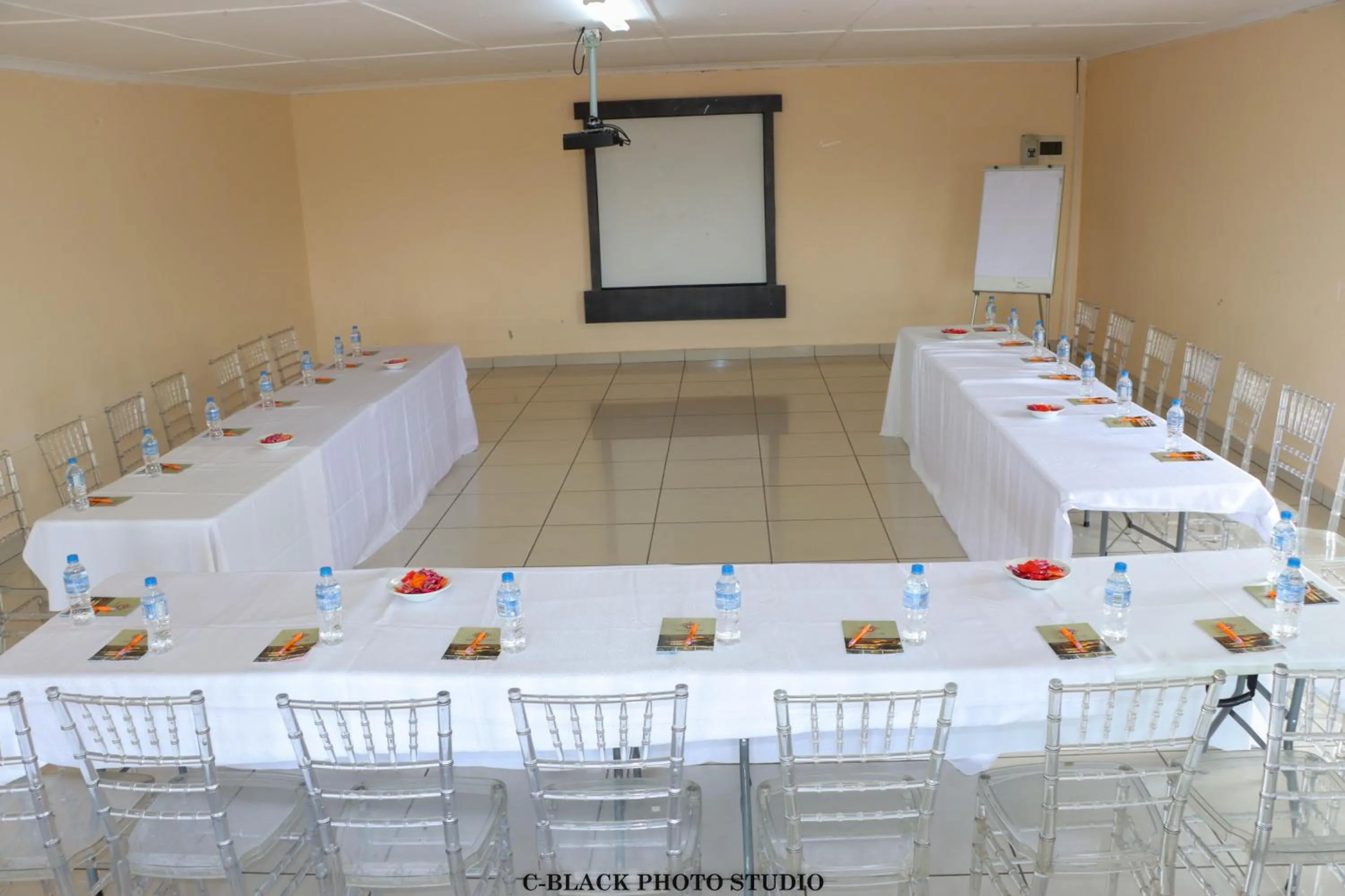 Meeting/conference room in Meet Mekaar Resorts - Nquthu Hotel