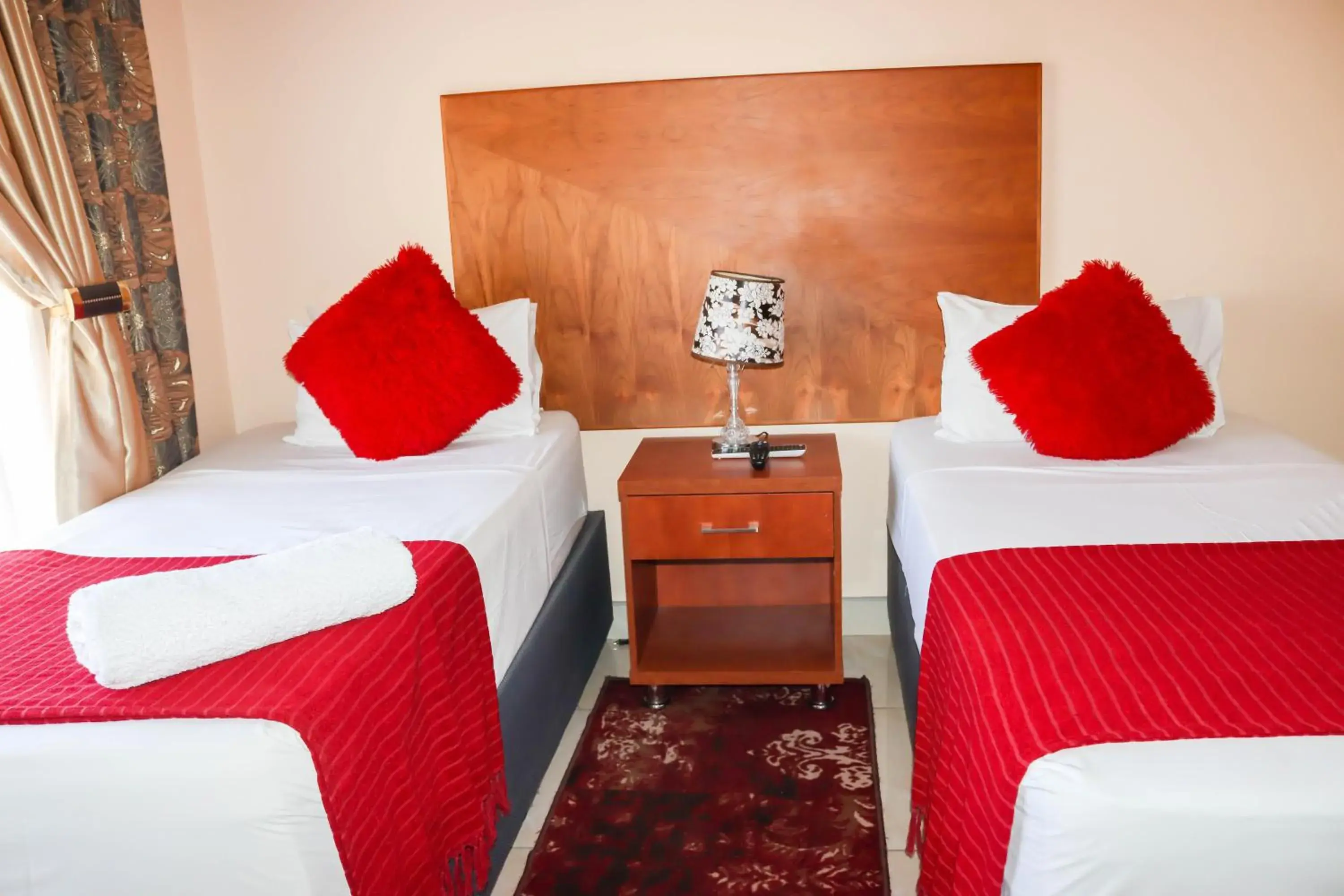 Standard Twin Room in Meet Mekaar Resorts - Nquthu Hotel Standard Twin Room in Meet Mekaar Resorts - Nquthu Hotel
