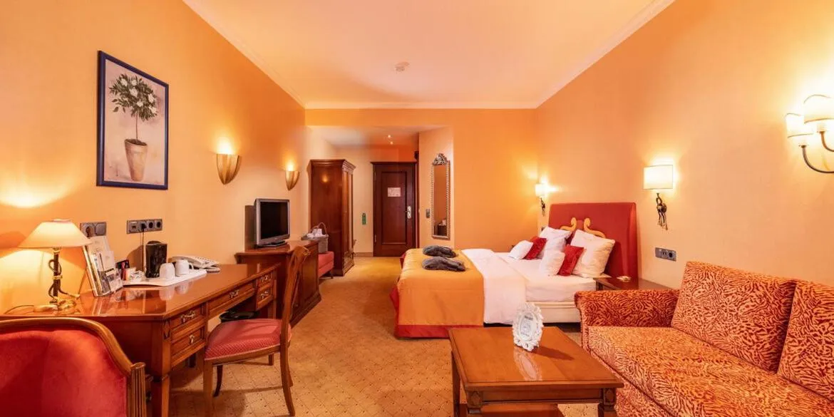 Photo of the whole room, Bed in Göbels Schlosshotel "Prinz von Hessen"