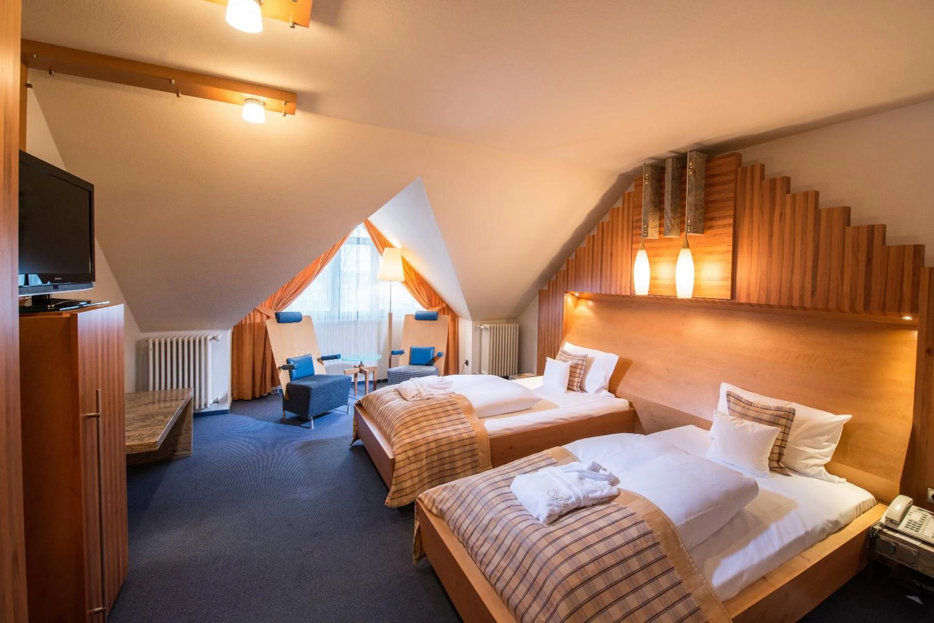 Photo of the whole room, Bed in Göbels Schlosshotel "Prinz von Hessen"