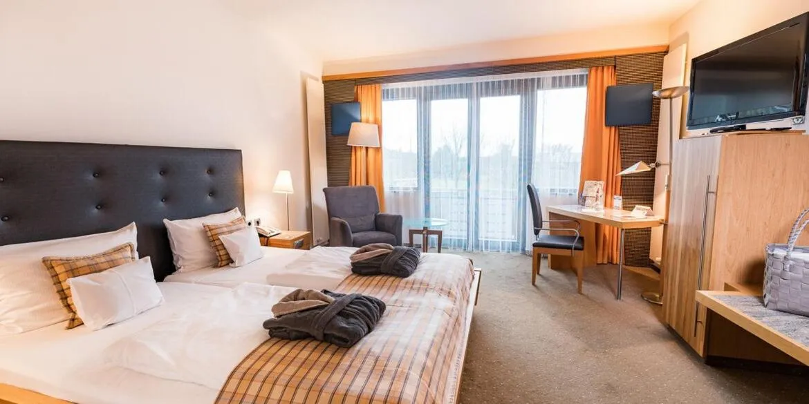 Photo of the whole room, Bed in Göbels Schlosshotel "Prinz von Hessen"