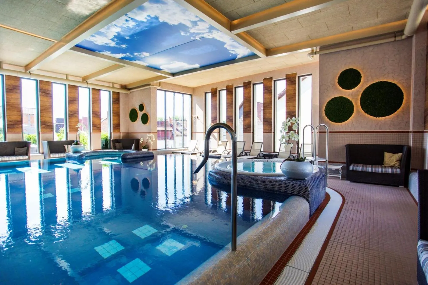 Swimming pool in Göbels Schlosshotel "Prinz von Hessen"