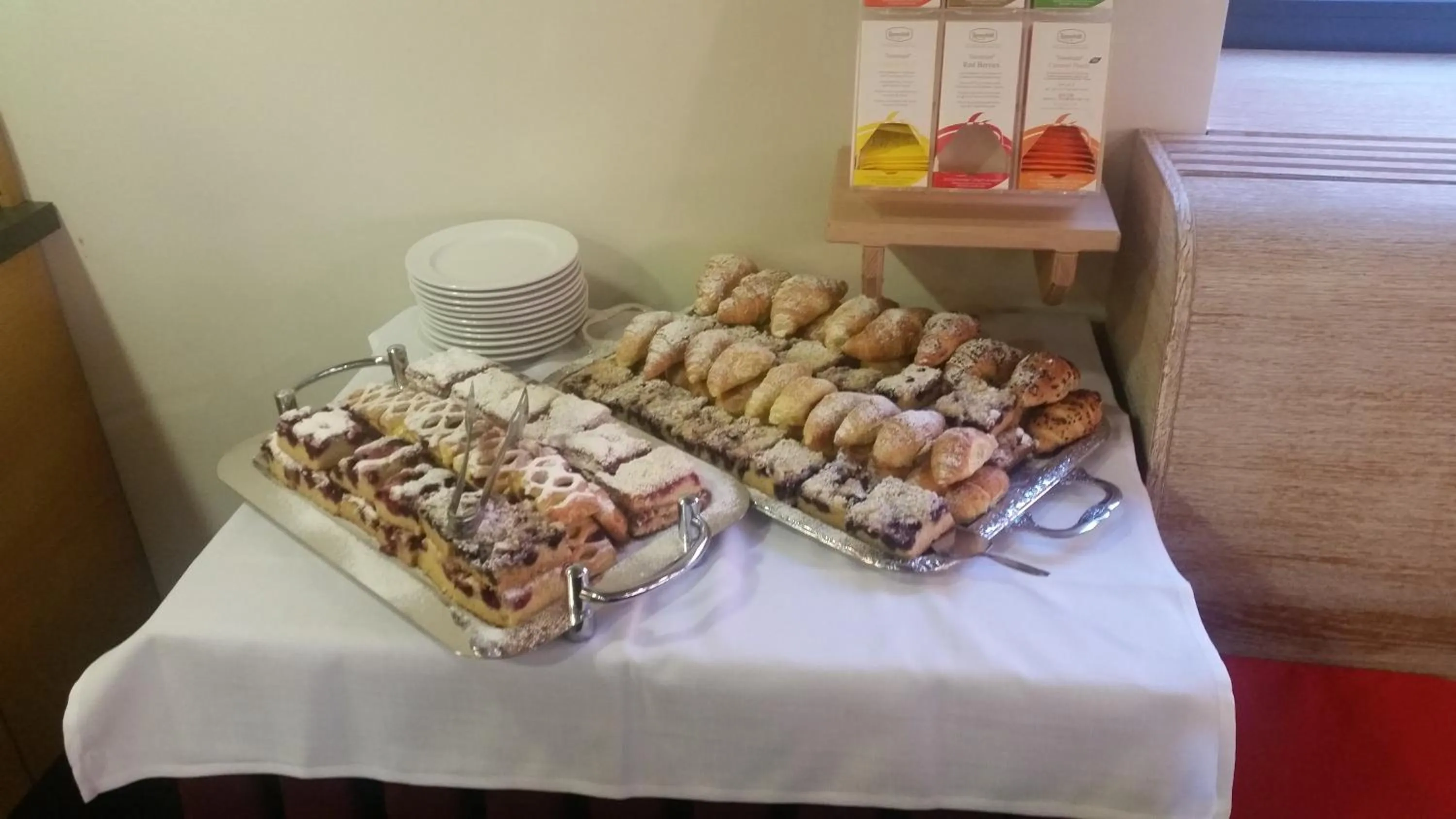 Buffet breakfast in Aparthotel Lípa