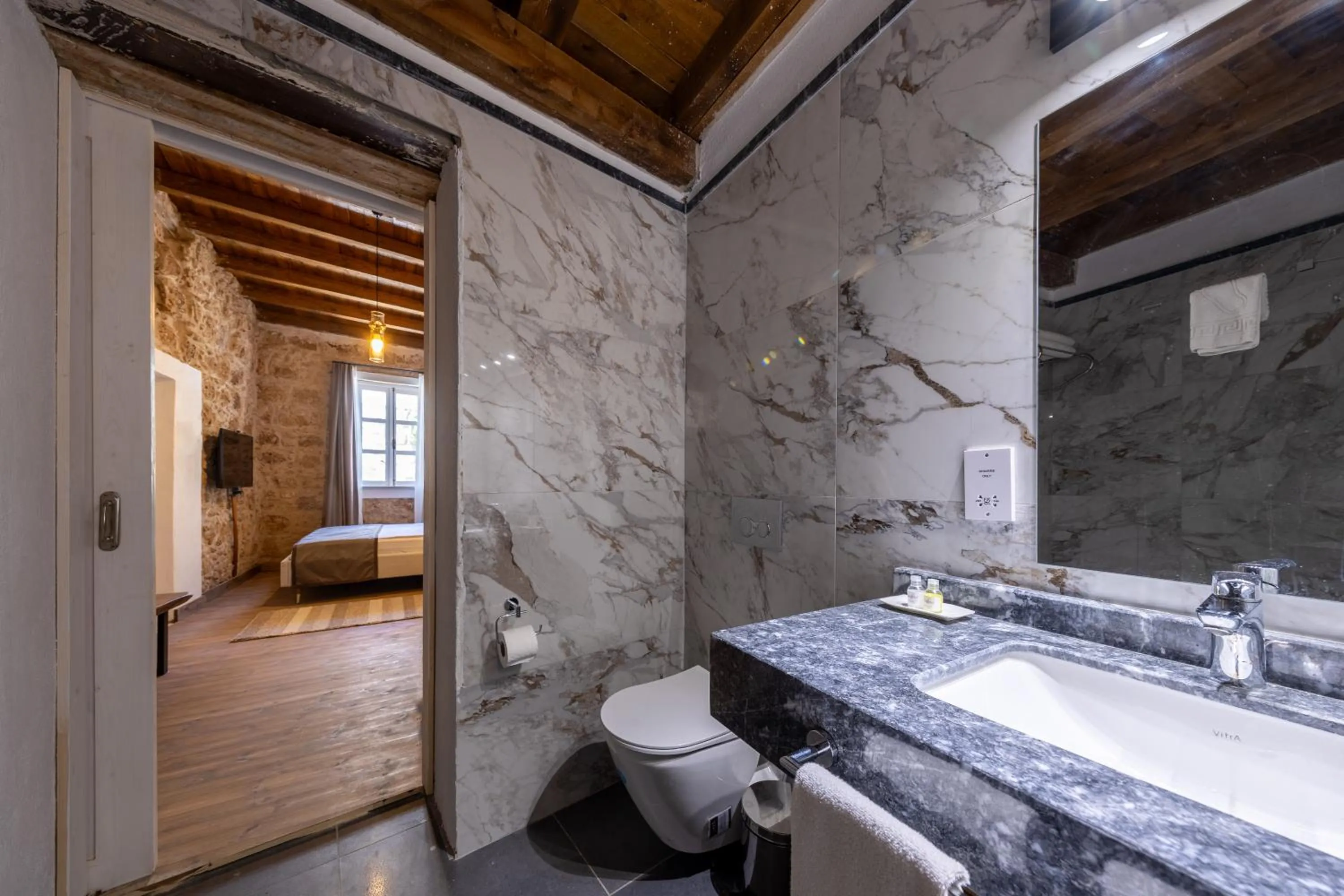 Bathroom, Bed in La Regina Veneziana