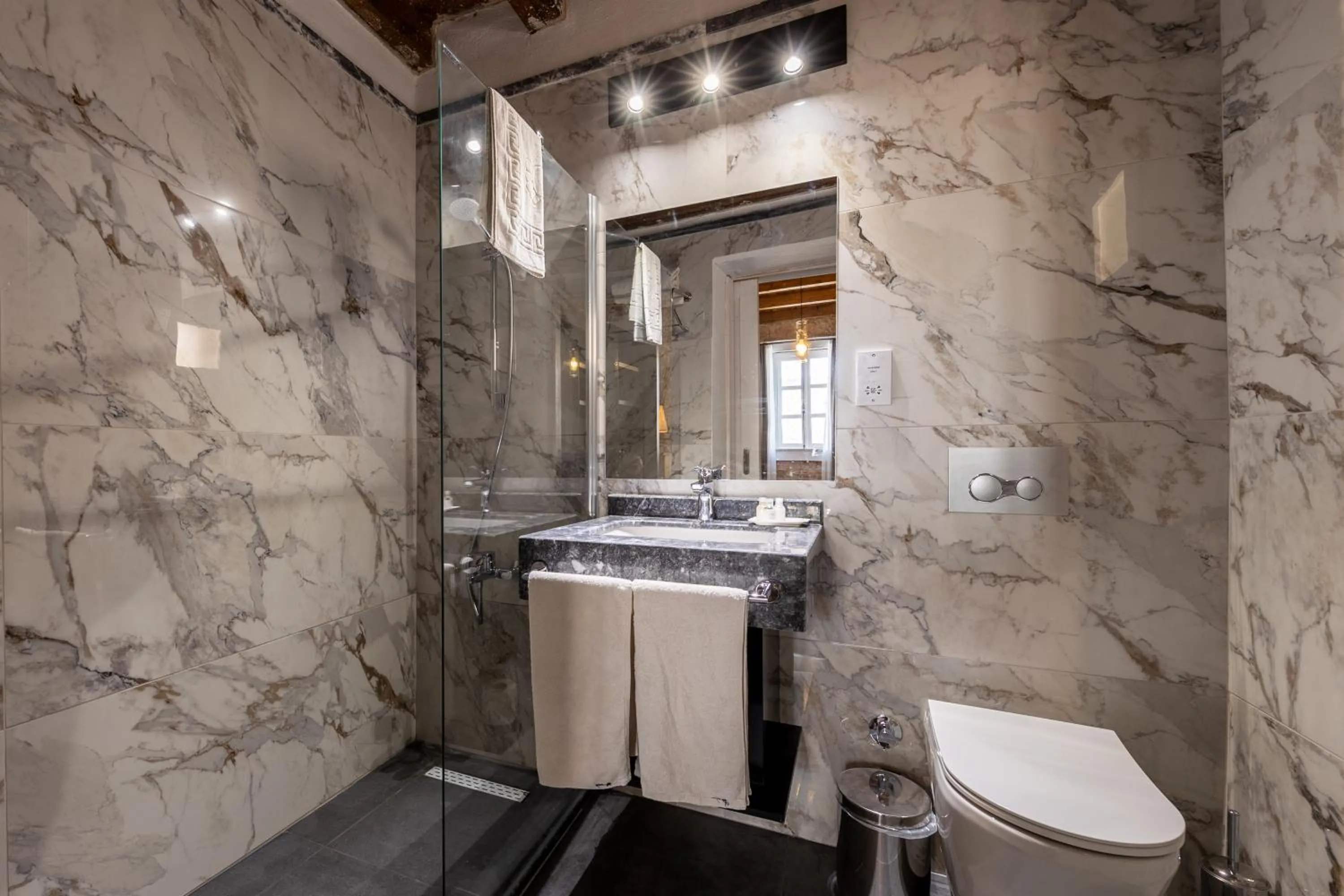 Bathroom in La Regina Veneziana