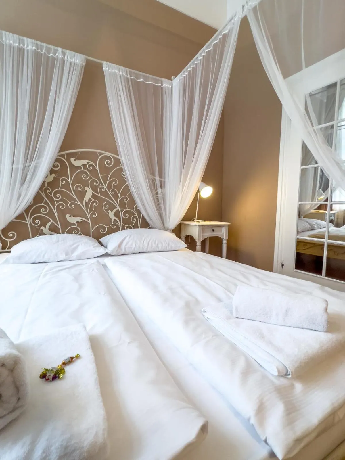 Bed in Hotel-Maison Am Olivaer Platz