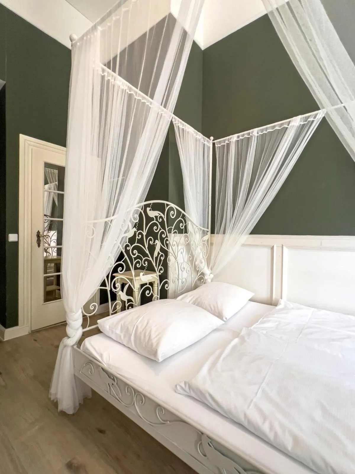 Bed in Hotel-Maison Am Olivaer Platz