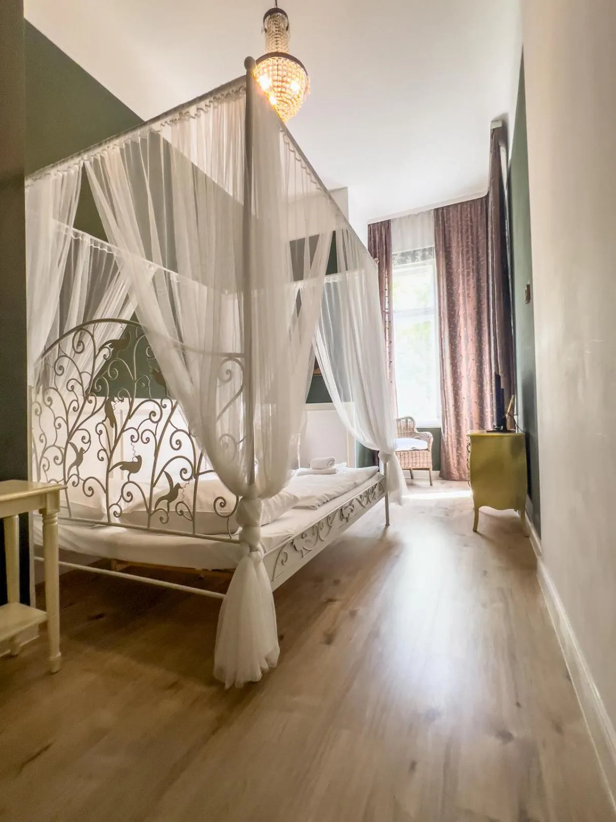 Bed in Hotel-Maison Am Olivaer Platz