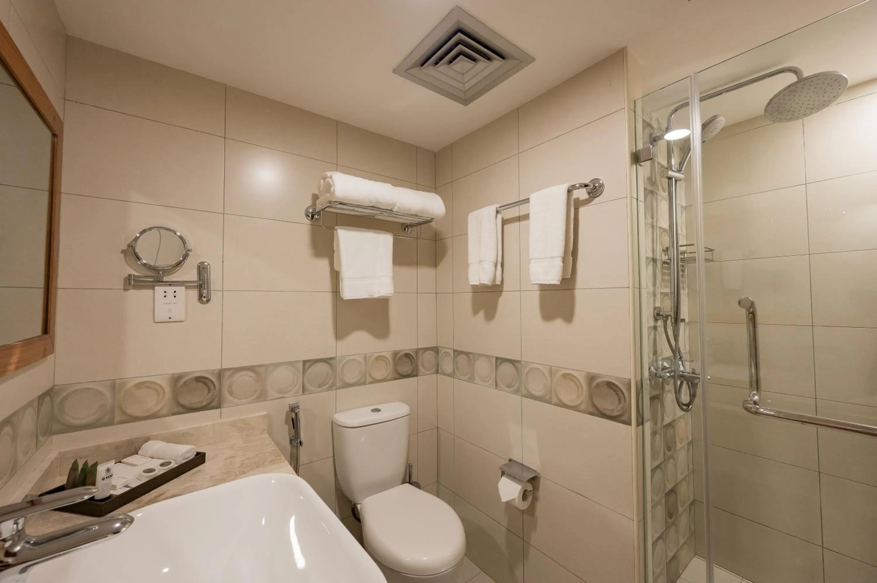Shower in Sea Cliff Court Hotel & Luxury Apartments
