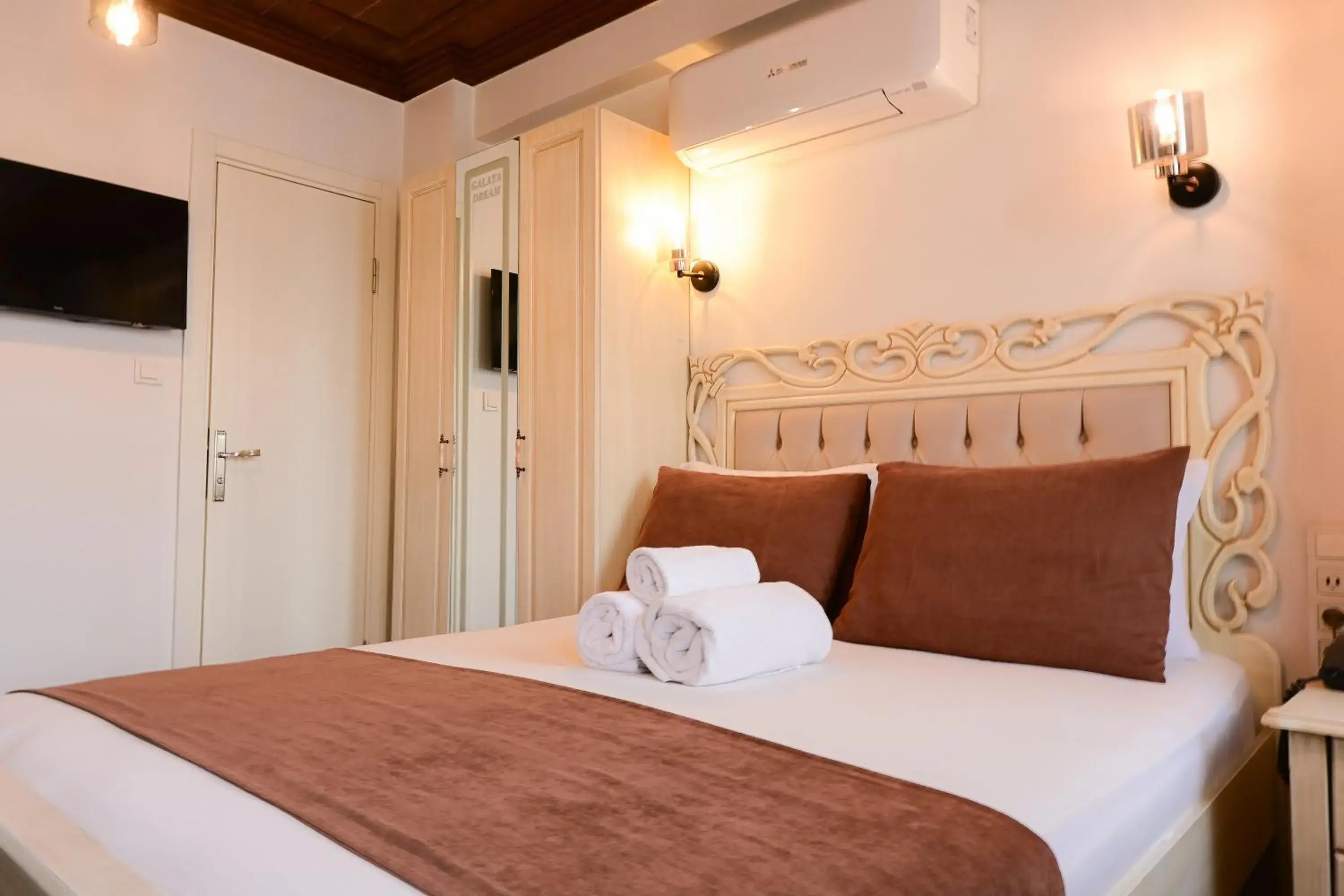 TV and multimedia, Bed in Galata Dream Hotel TV and multimedia, Bed in Galata Dream Hotel