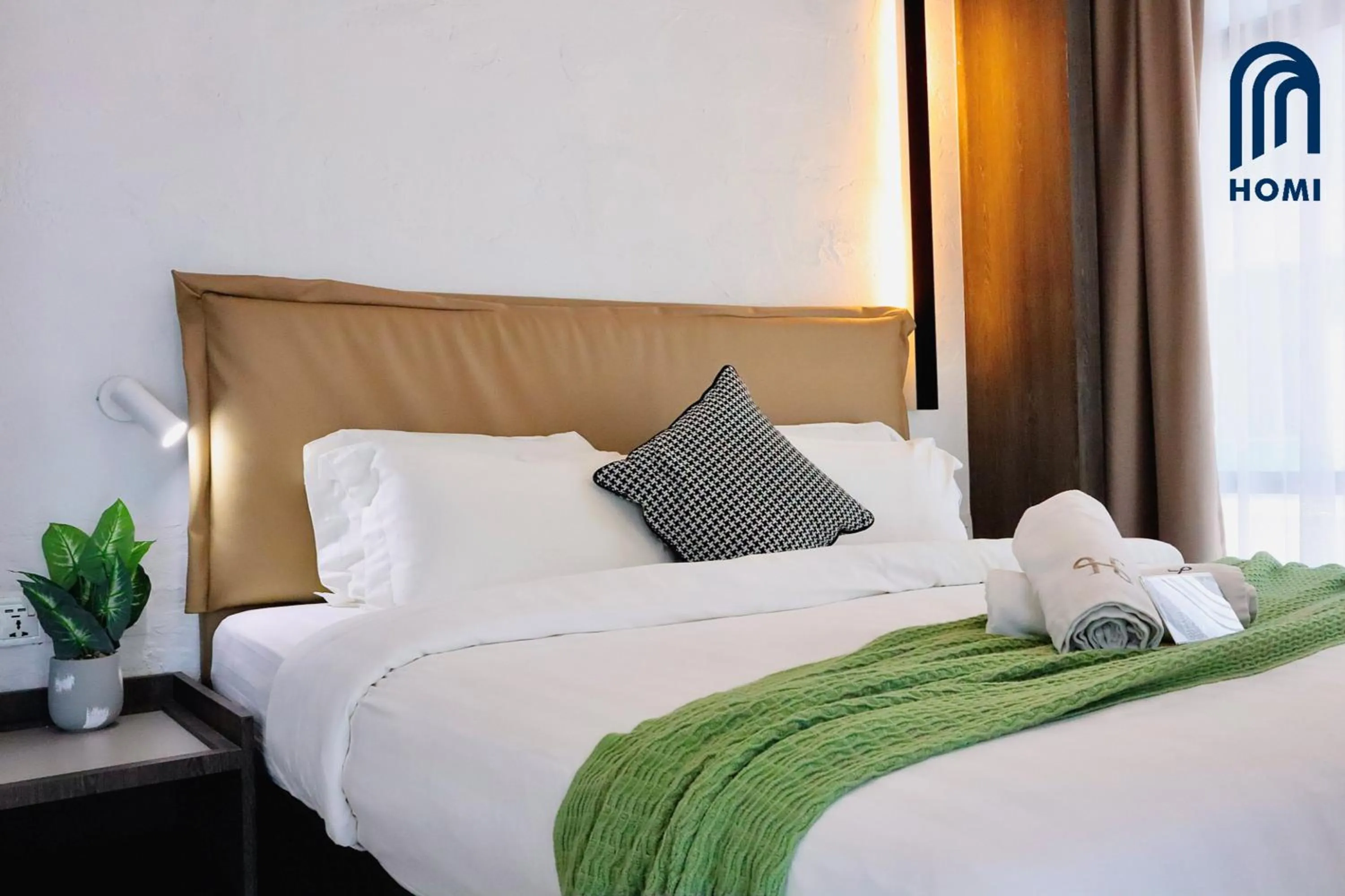 Photo of the whole room, Bed in Homi Oasis at KK Times Square 和逸绿洲