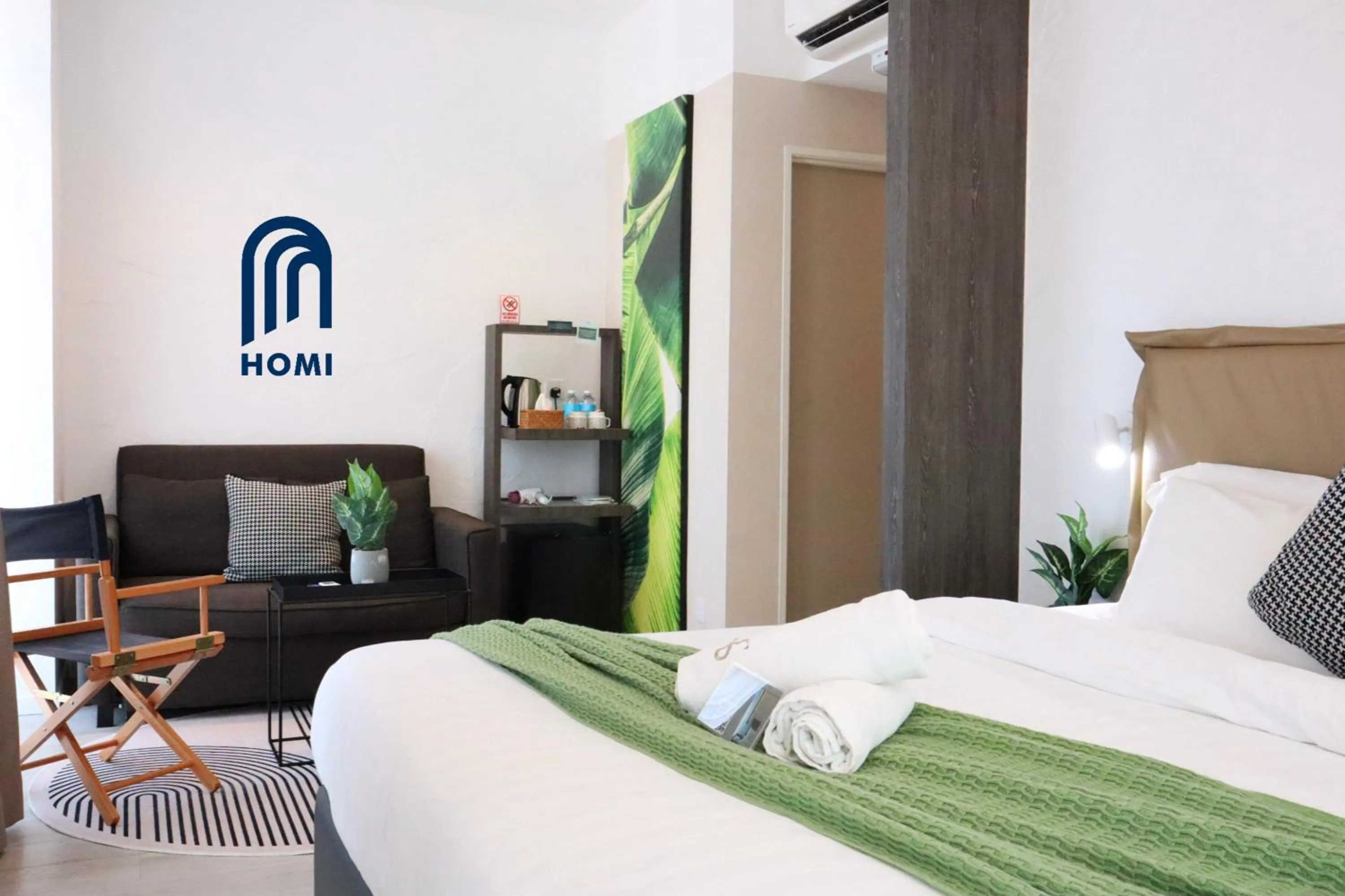 Photo of the whole room, Bed in Homi Oasis at KK Times Square 和逸绿洲