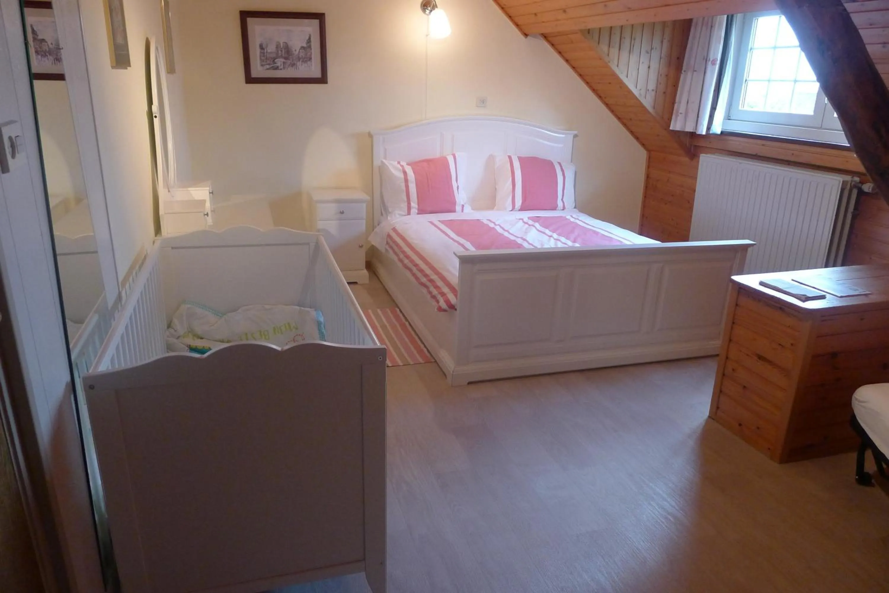 Living room, Bed in B&B De Kleine Wijngaard