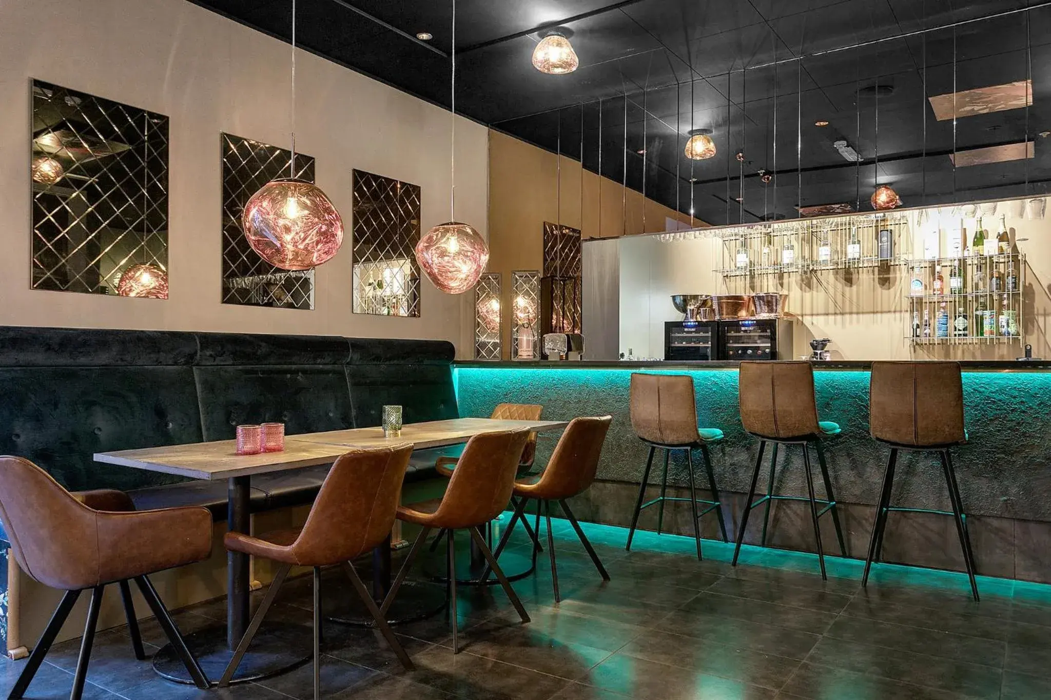 Lounge or bar in City Center Hotel Lounge or bar in City Center Hotel