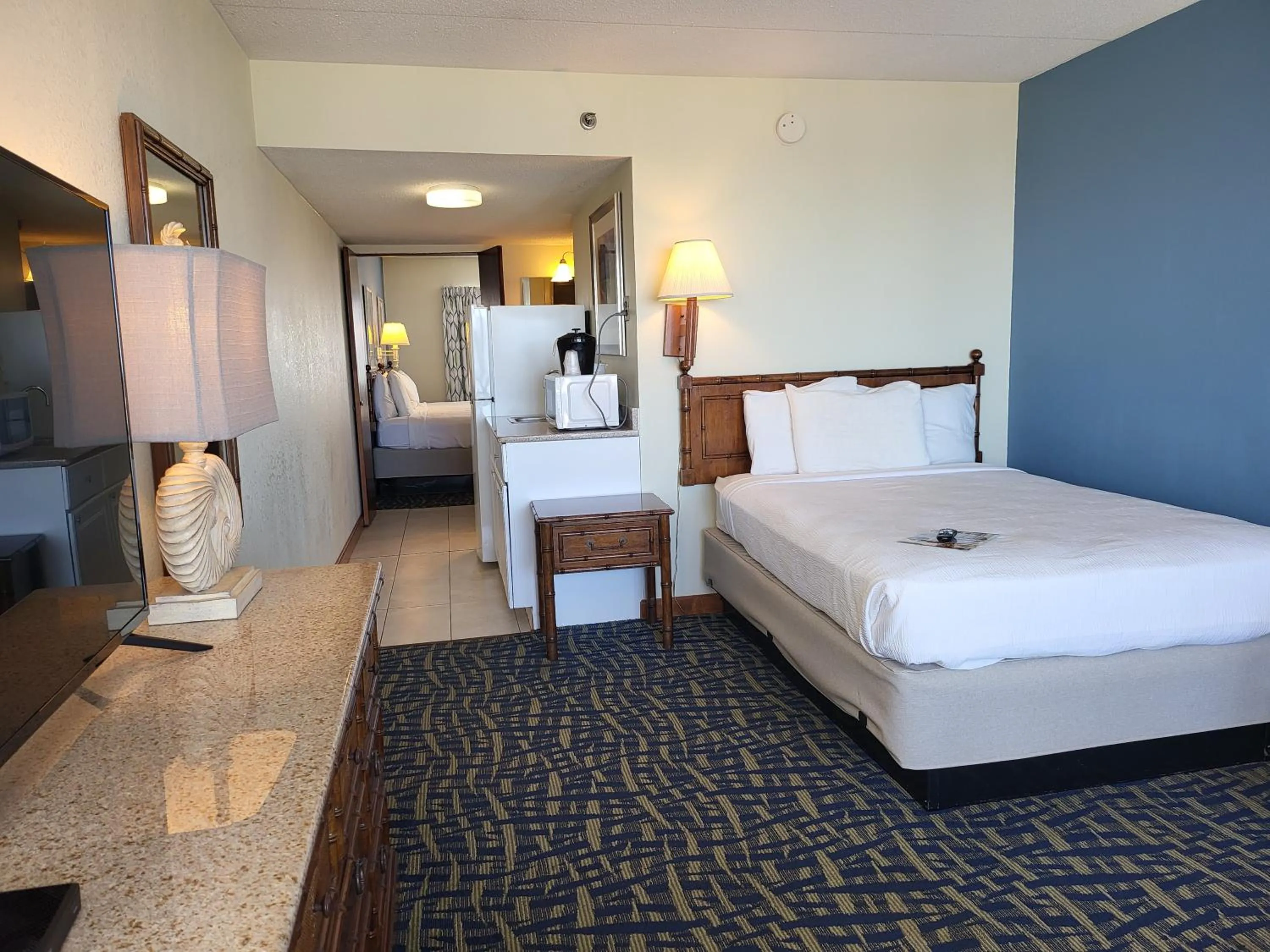 Bedroom, Bed in Capes Hotel