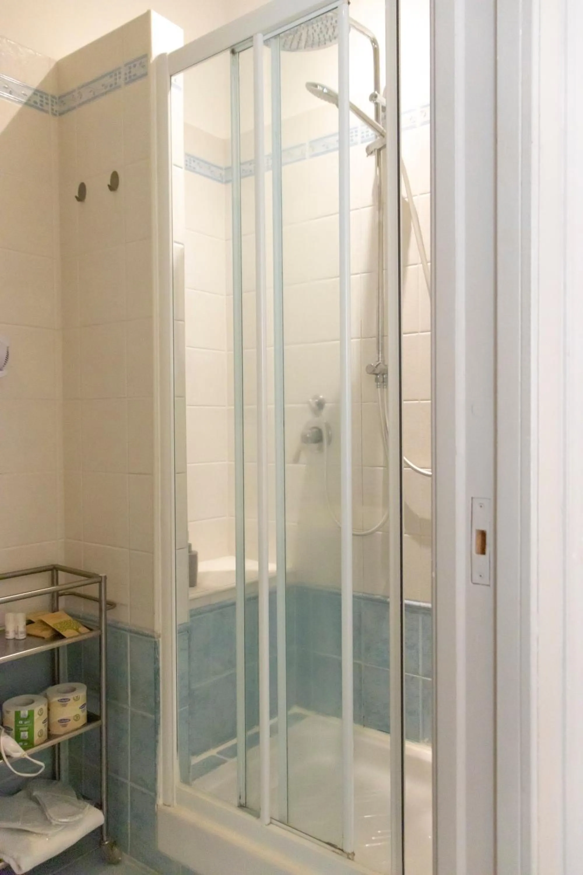 Shower in Biancorèroma B&B