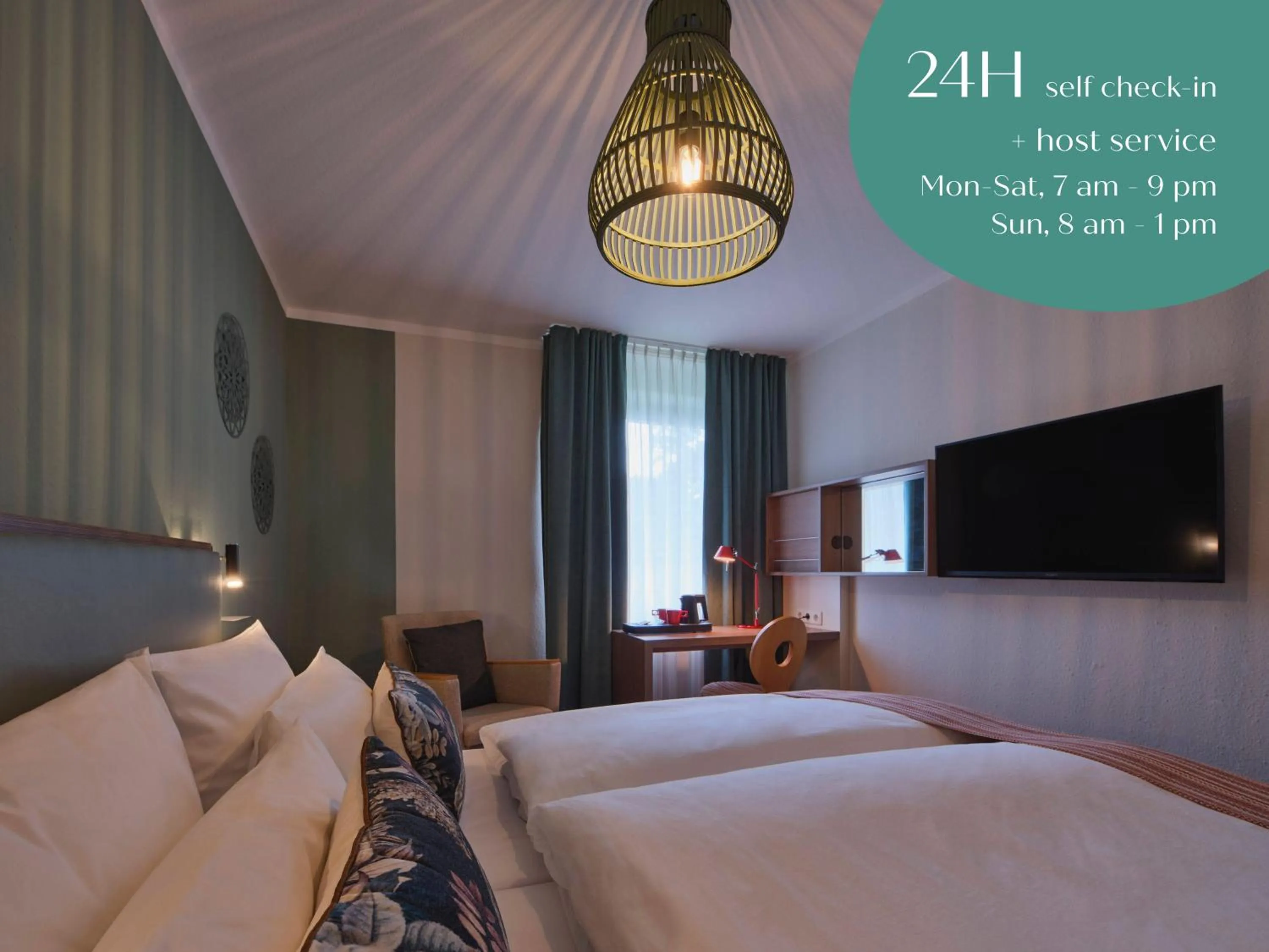 Communal lounge/ TV room, Bed in Classik Hotel Martinshof, Messe München