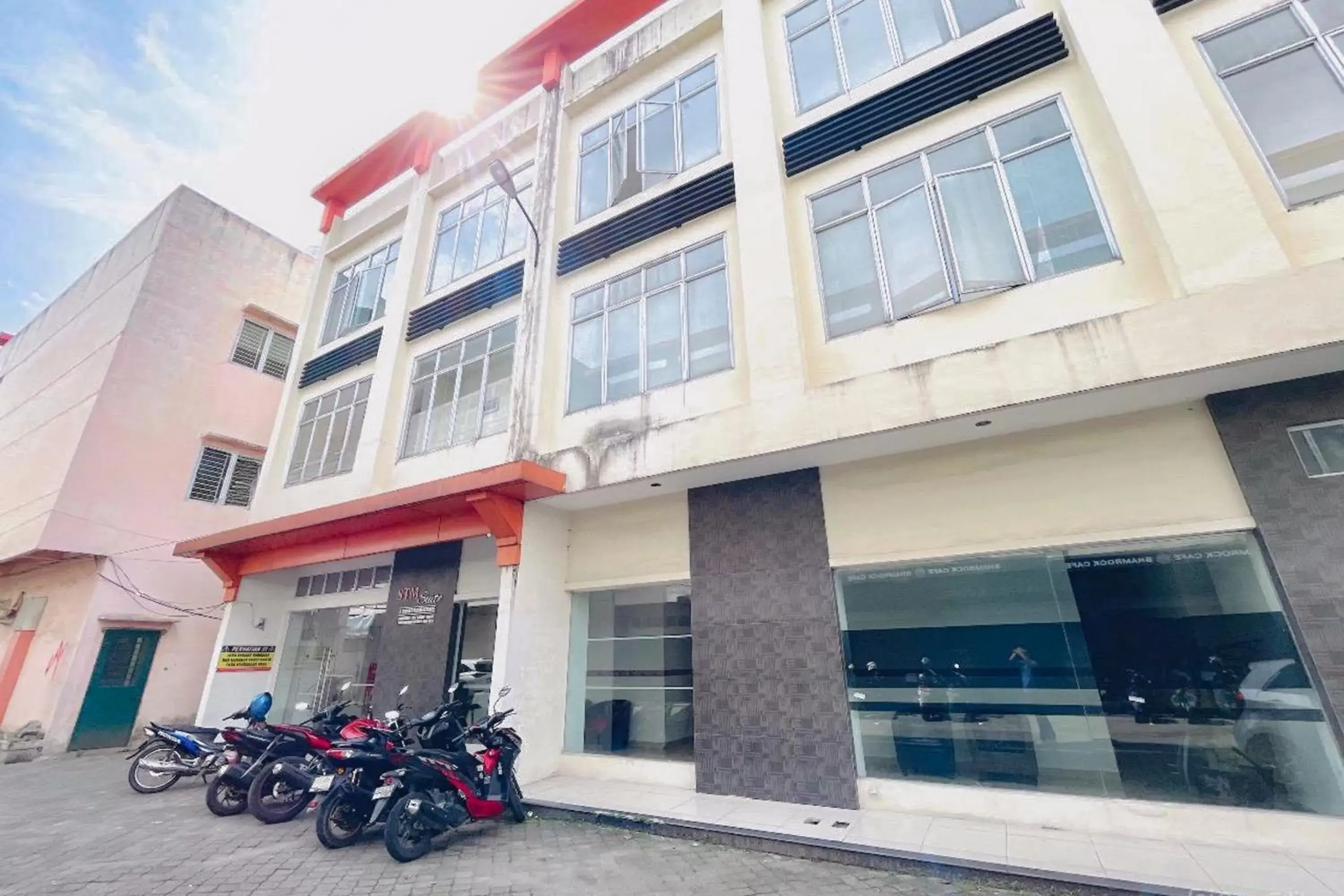 Facade/entrance in RedDoorz at STM Suite Medan Amplas Facade/entrance in RedDoorz at STM Suite Medan Amplas