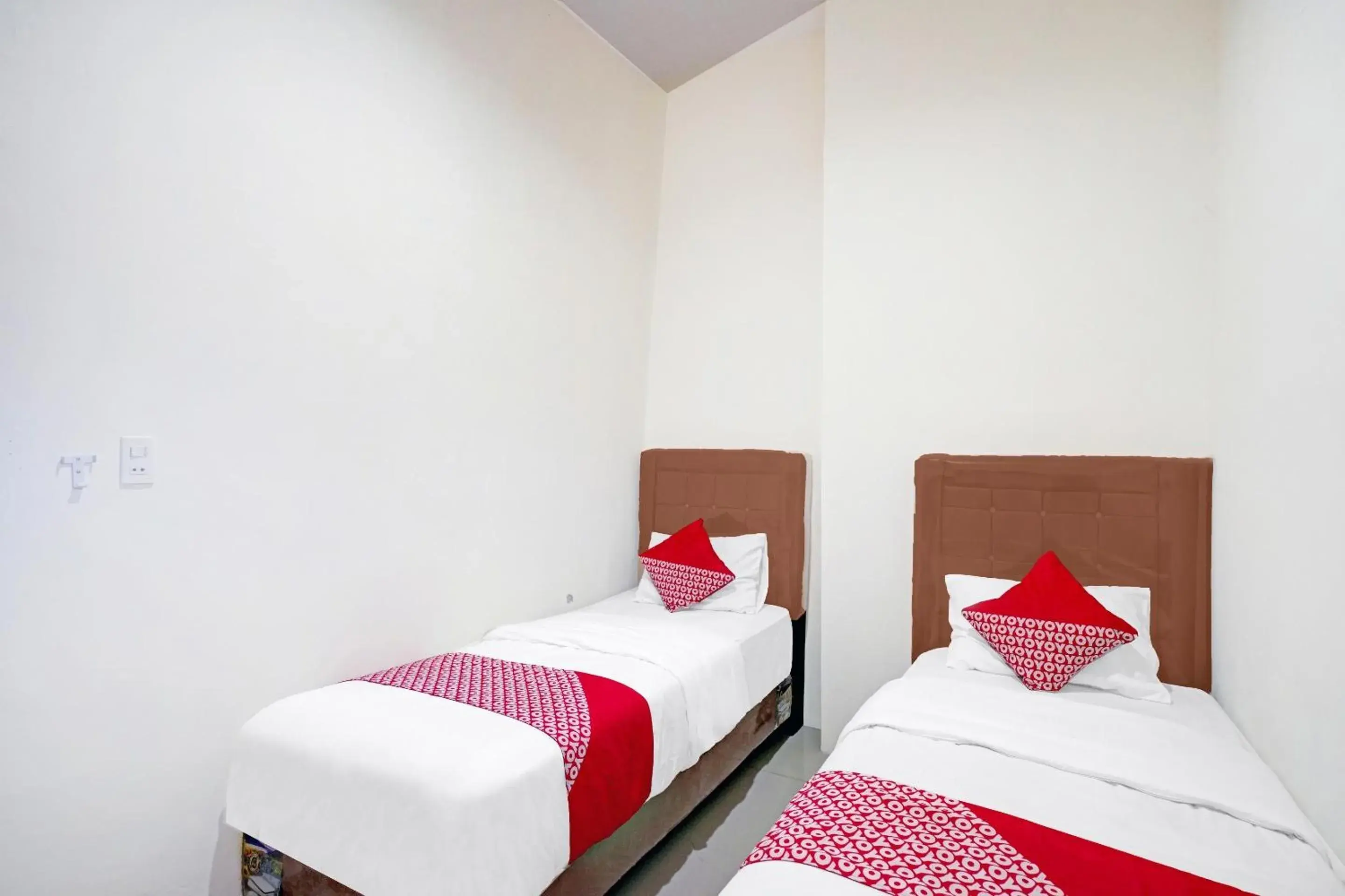 Standard Twin Room in RedDoorz at STM Suite Medan Amplas Standard Twin Room in RedDoorz at STM Suite Medan Amplas