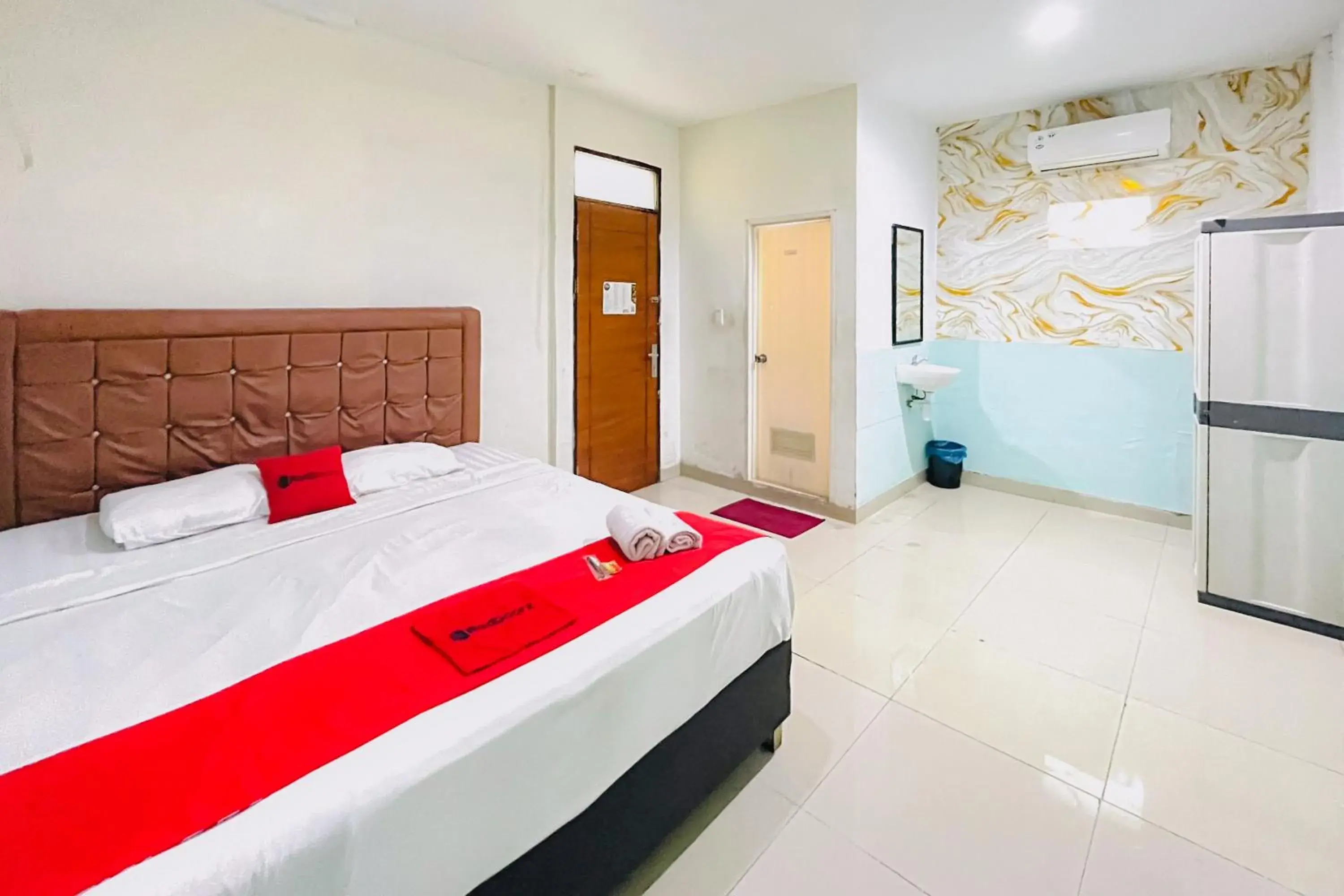 Bedroom, Bed in RedDoorz at STM Suite Medan Amplas Bedroom, Bed in RedDoorz at STM Suite Medan Amplas
