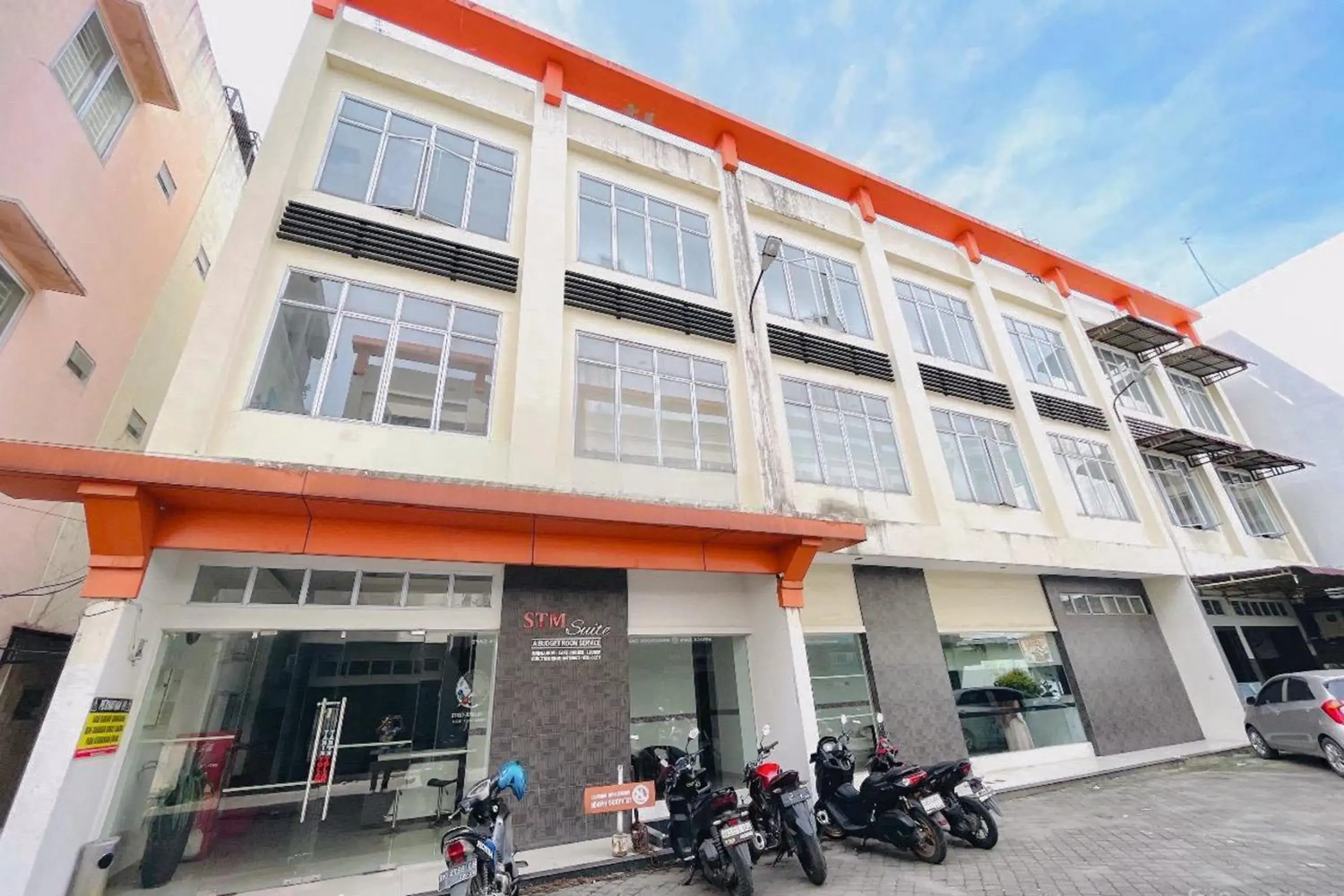 Facade/entrance in RedDoorz at STM Suite Medan Amplas Facade/entrance in RedDoorz at STM Suite Medan Amplas