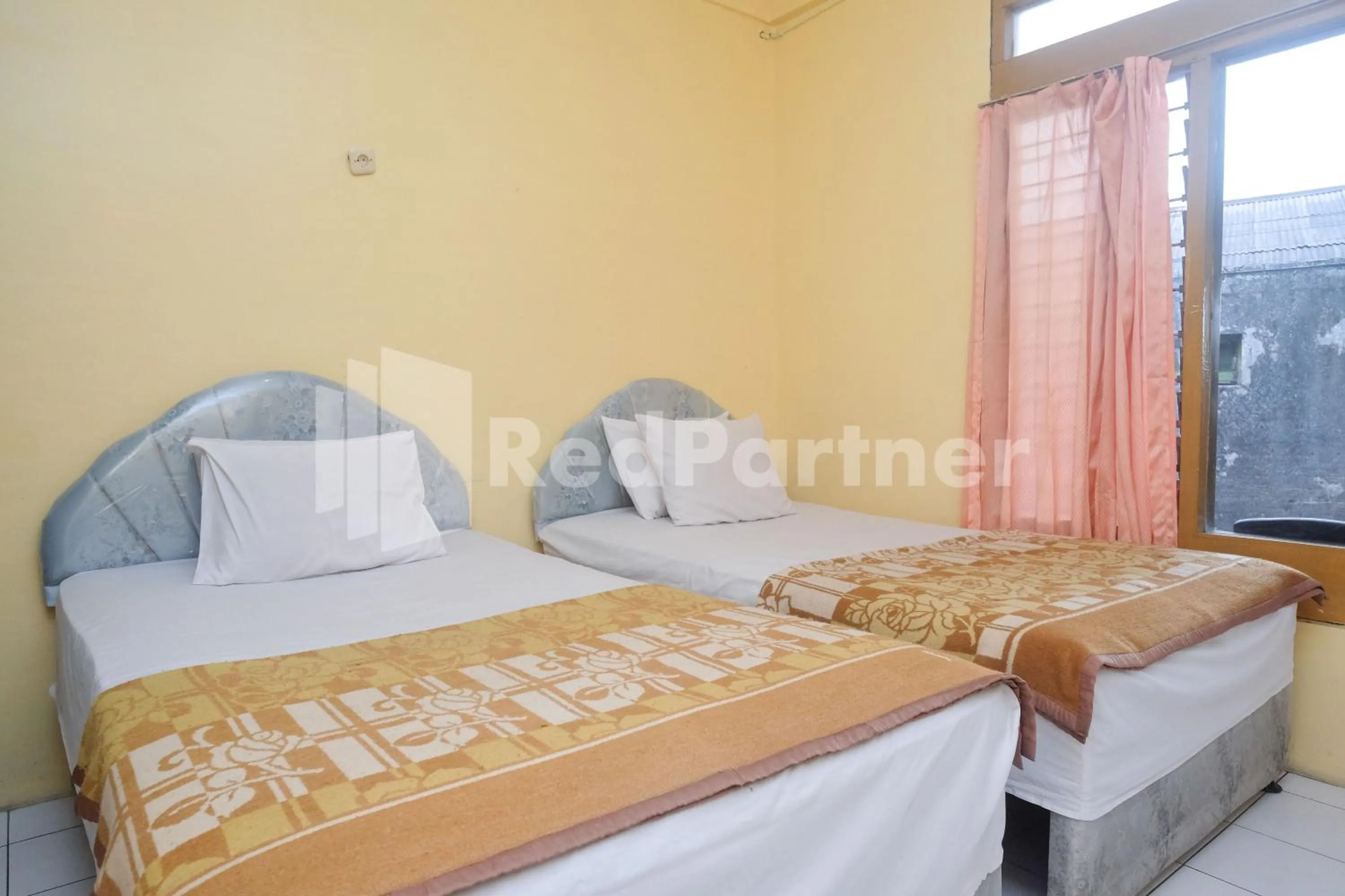Twin Room in Hotel Sido Langgeng Tawangmangu Mitra RedDoorz