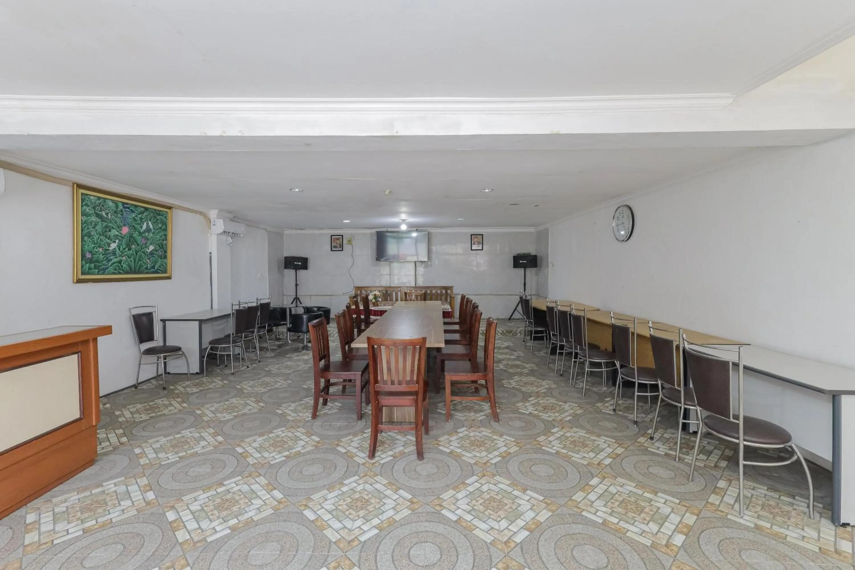 Dining area in Urbanview Hotel Near Jatim Park 3 by RedDoorz