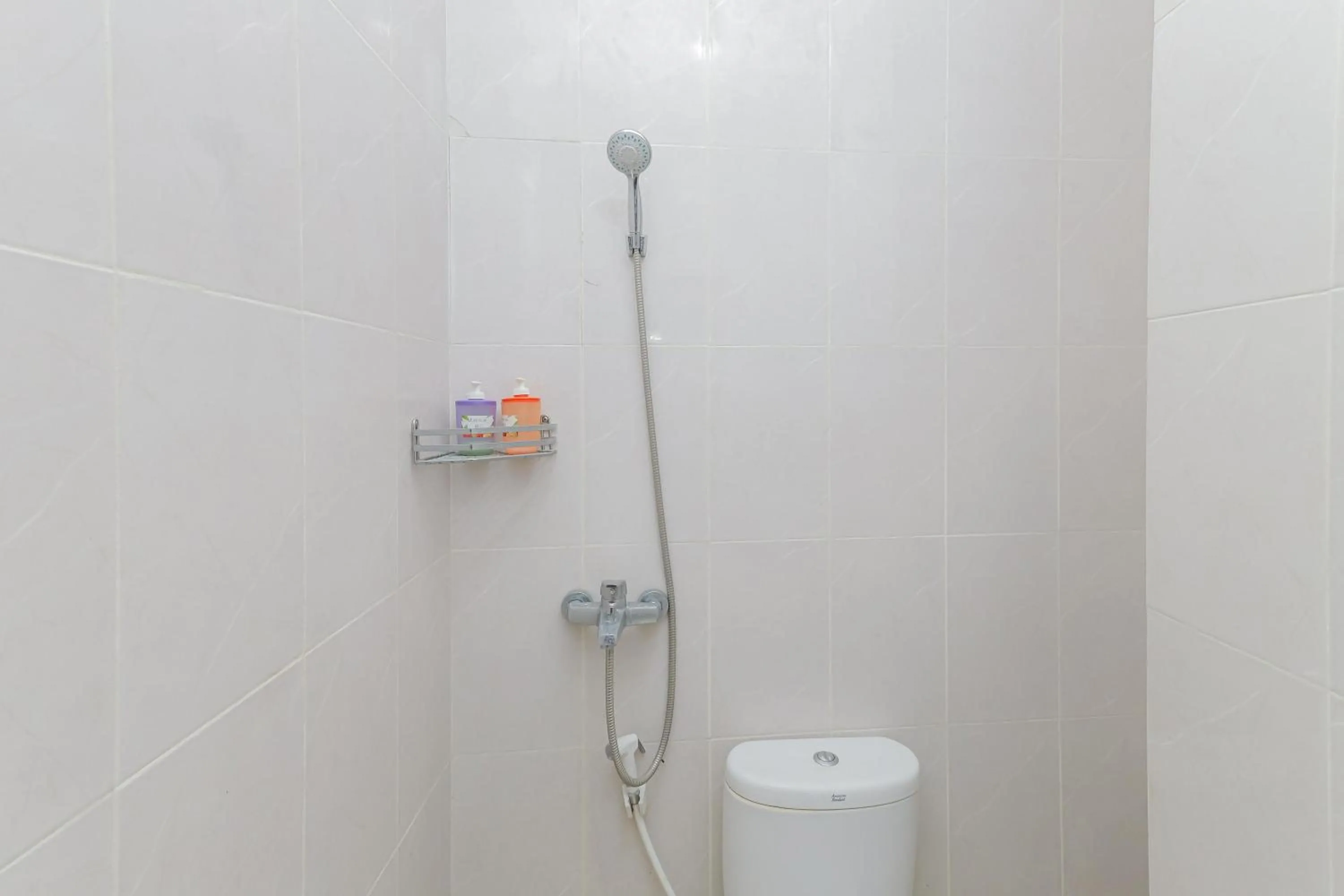 Bathroom in Hotel O near Jatim Park 3 formerly Srikandi Residence