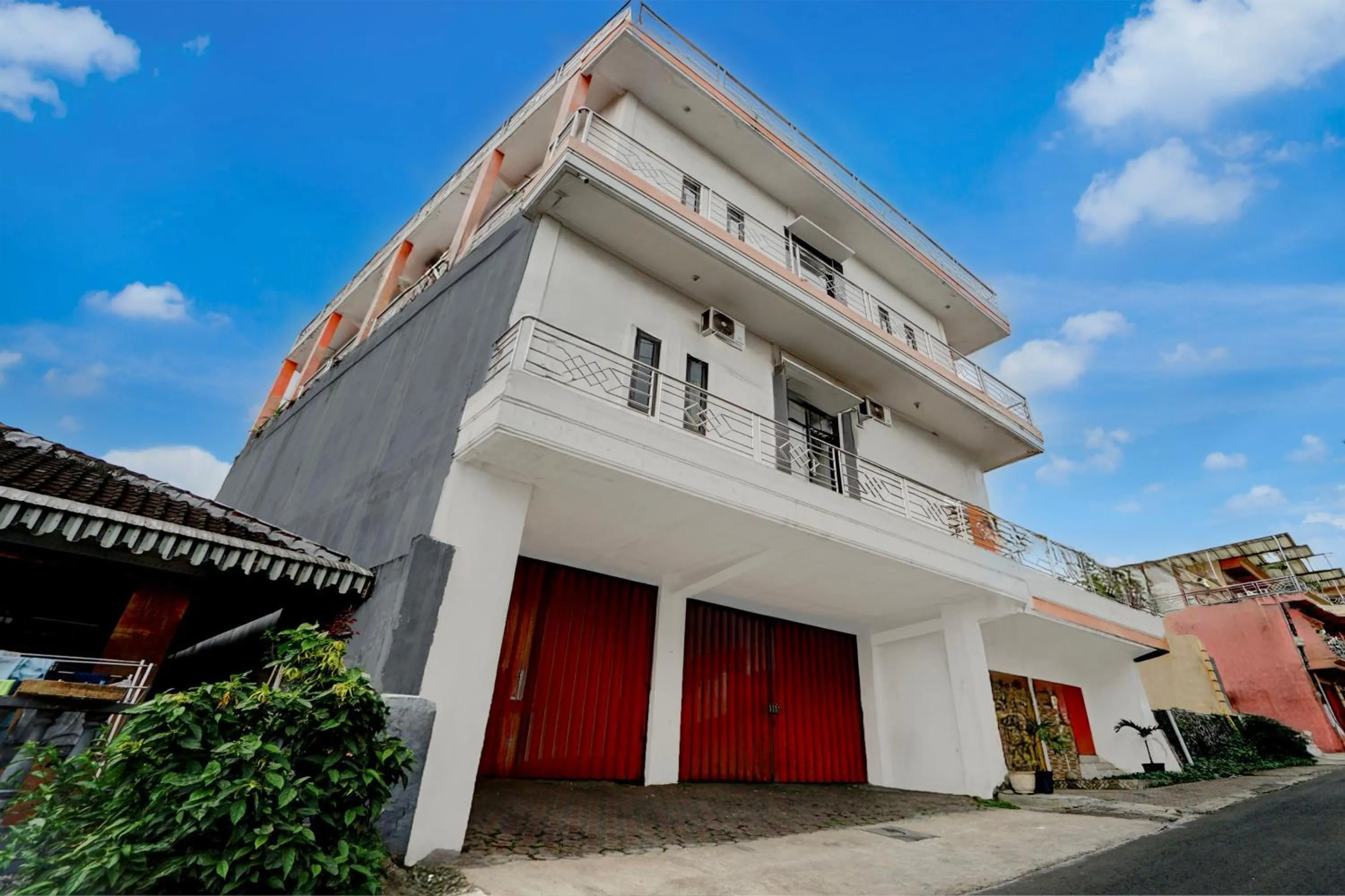 Facade/entrance in Hotel O near Jatim Park 3 formerly Srikandi Residence