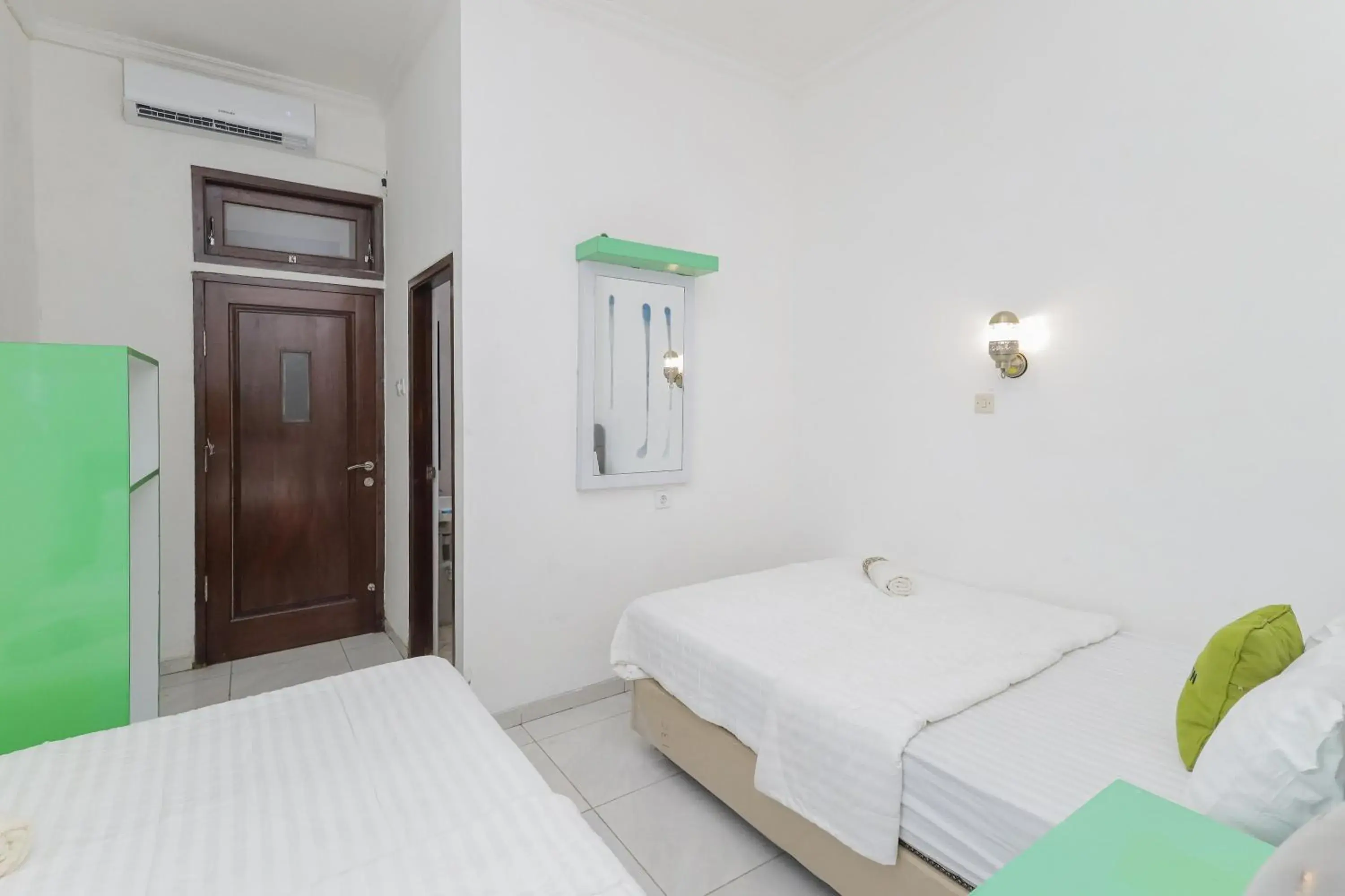 Superior Twin Room in Urbanview Hotel Near Jatim Park 3 by RedDoorz Superior Twin Room in Urbanview Hotel Near Jatim Park 3 by RedDoorz
