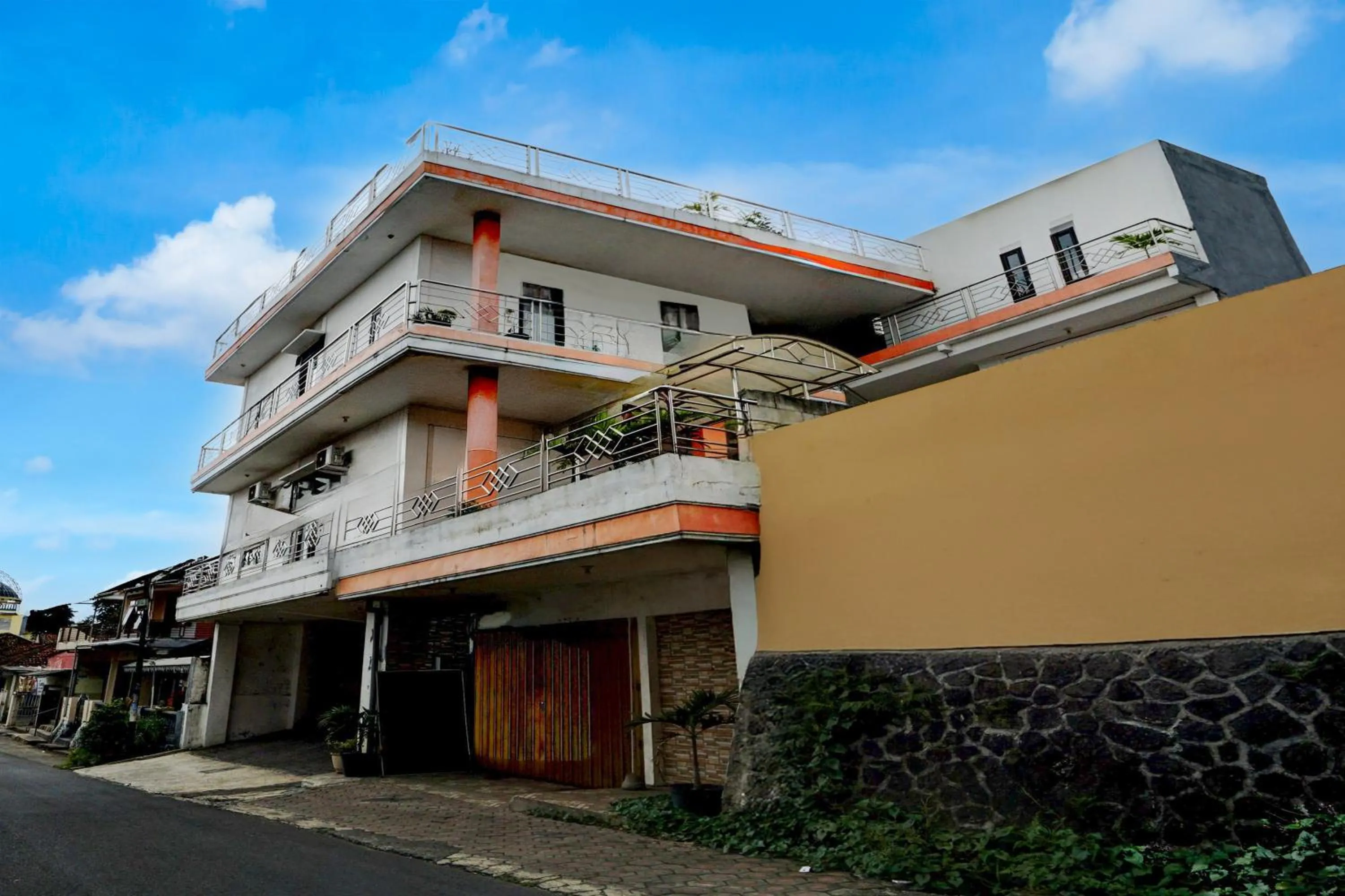 Facade/entrance in Hotel O near Jatim Park 3 formerly Srikandi Residence