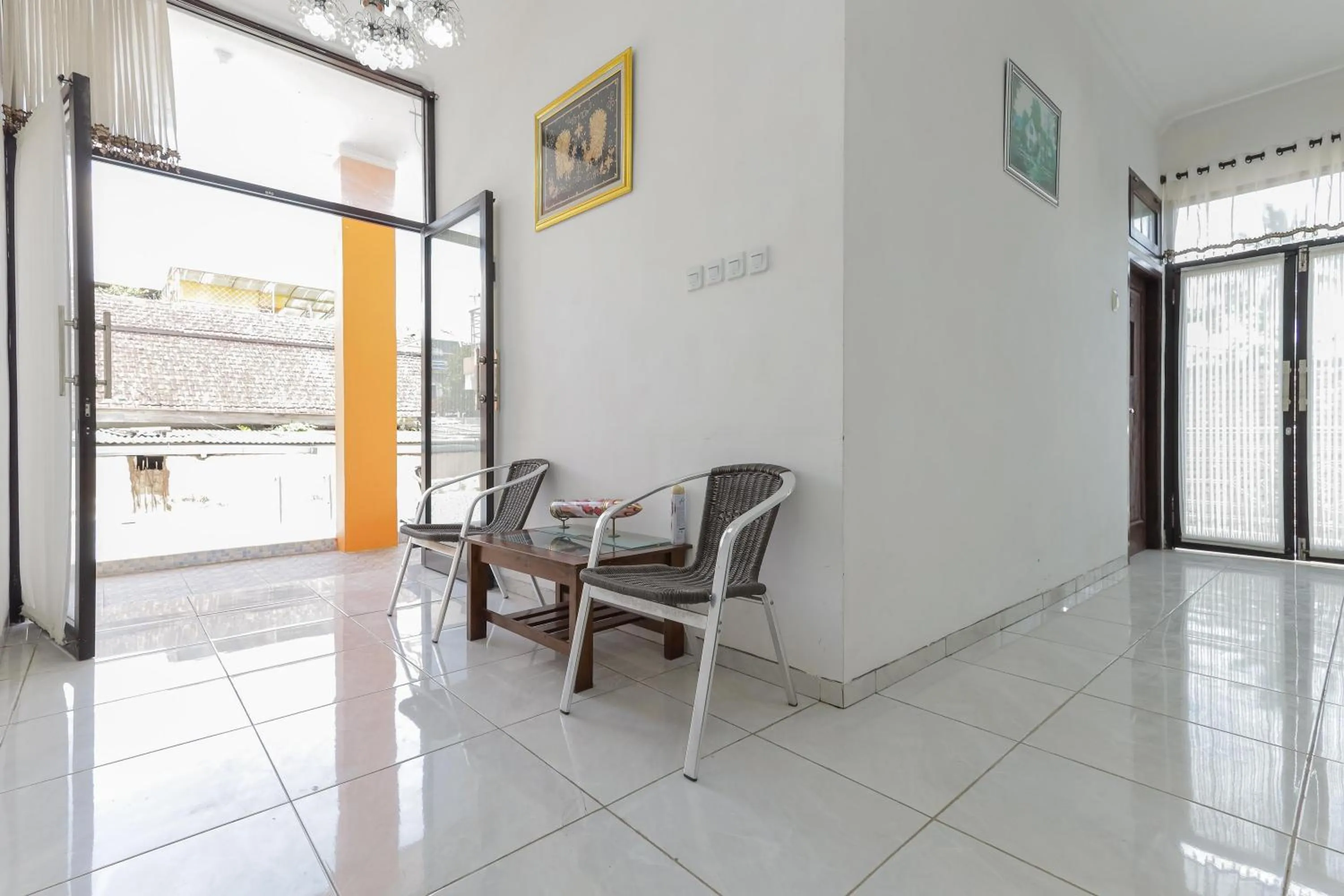 Seating area in Urbanview Hotel Near Jatim Park 3 by RedDoorz