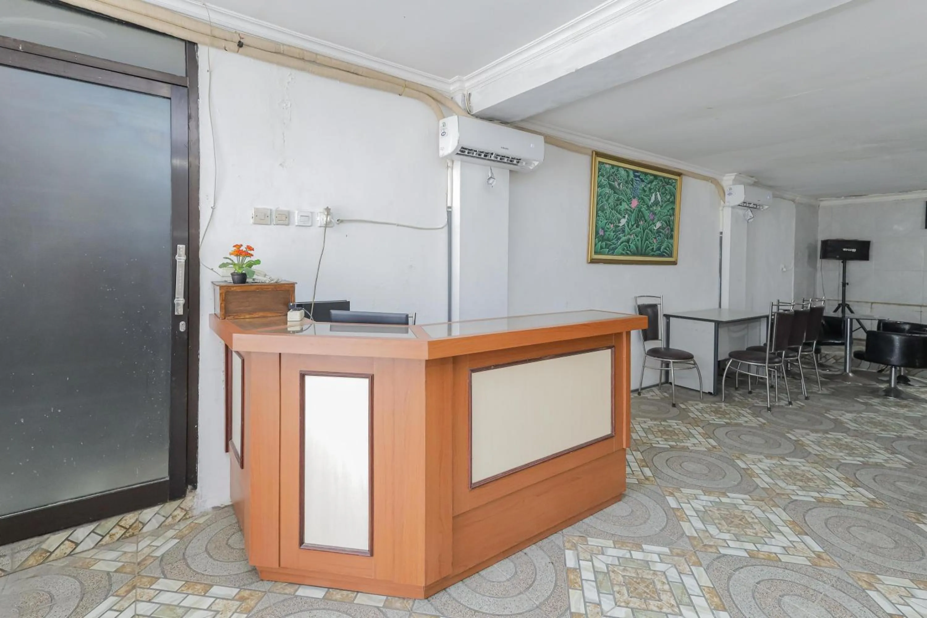 Lobby or reception in Urbanview Hotel Near Jatim Park 3 by RedDoorz