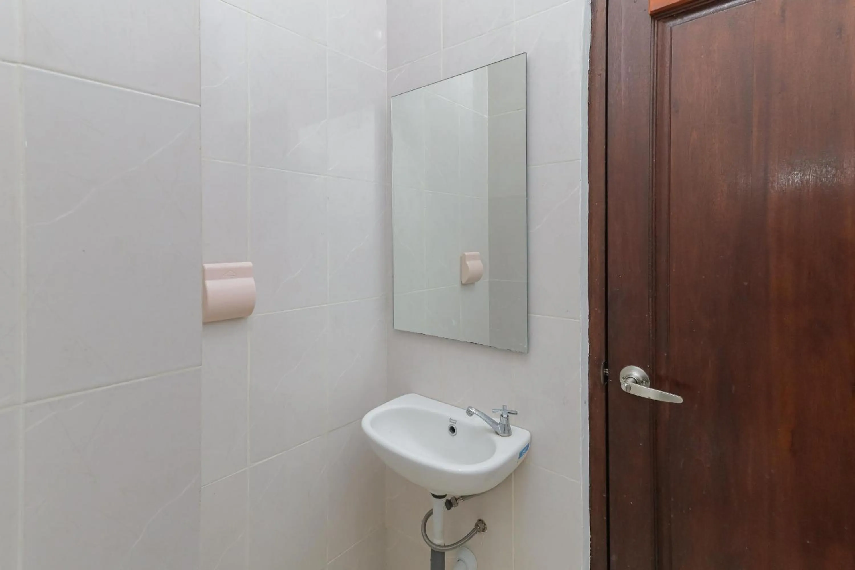 Bathroom in Hotel O near Jatim Park 3 formerly Srikandi Residence