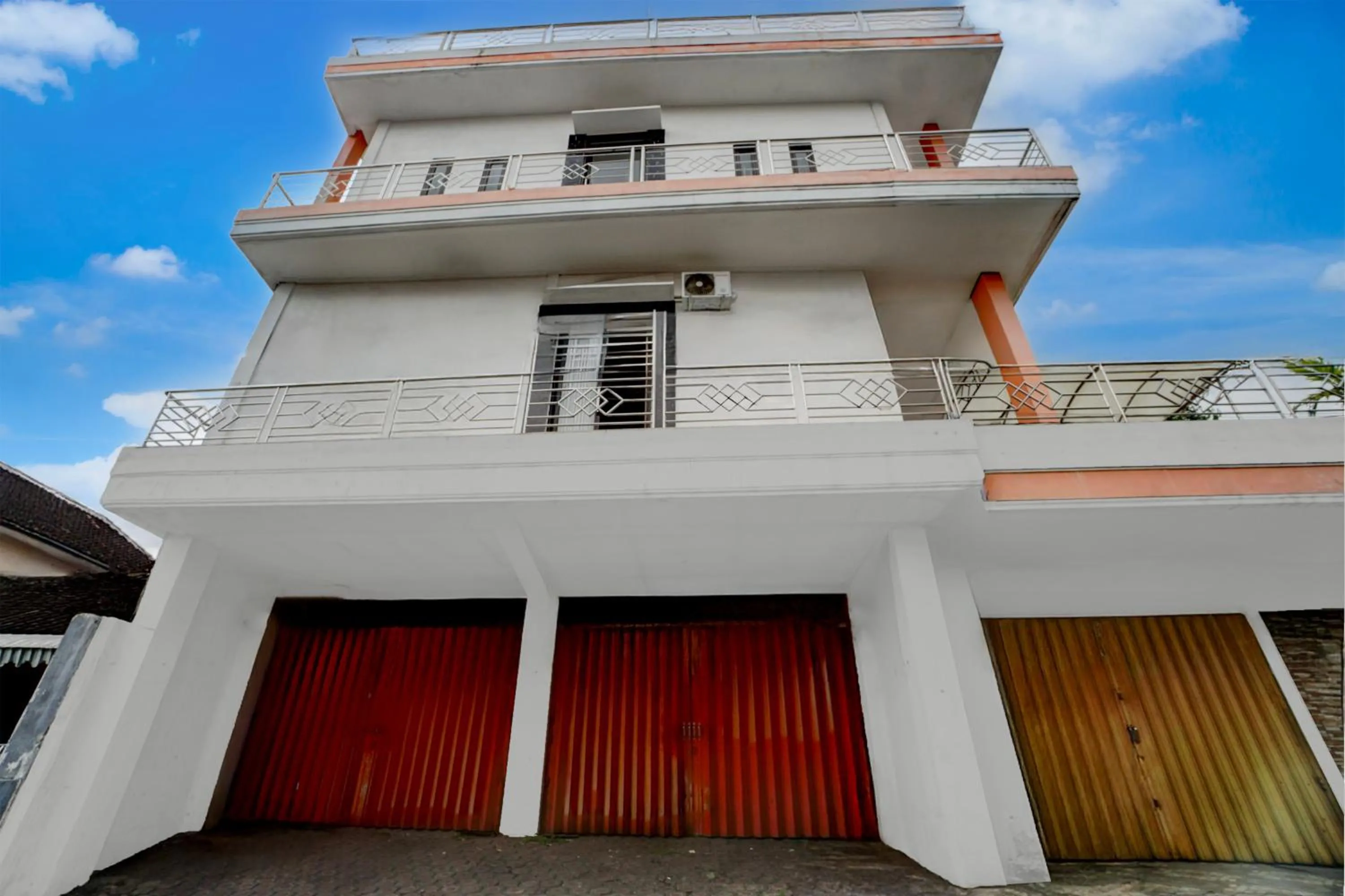 Facade/entrance in Hotel O near Jatim Park 3 formerly Srikandi Residence