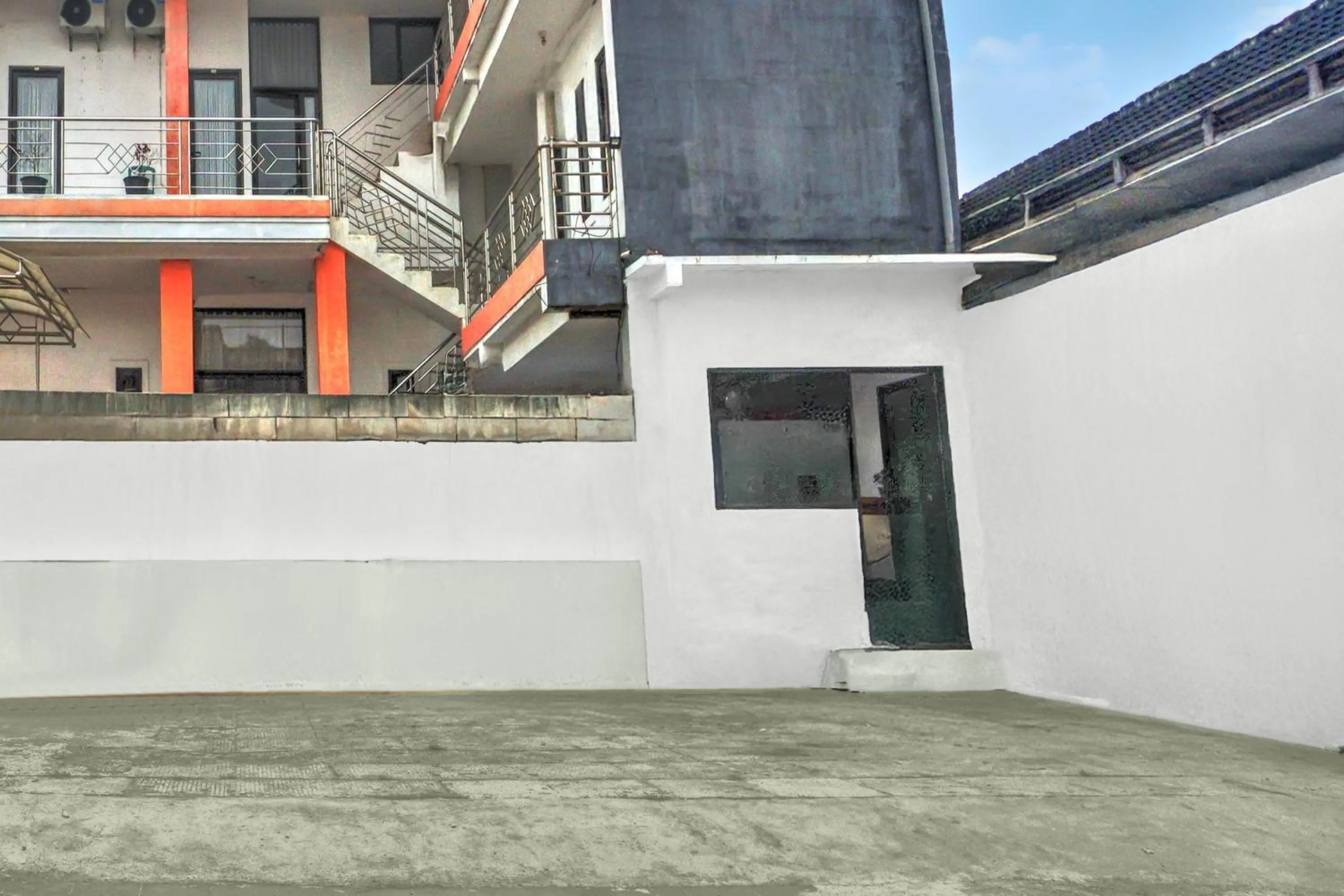 Facade/entrance in Hotel O near Jatim Park 3 formerly Srikandi Residence