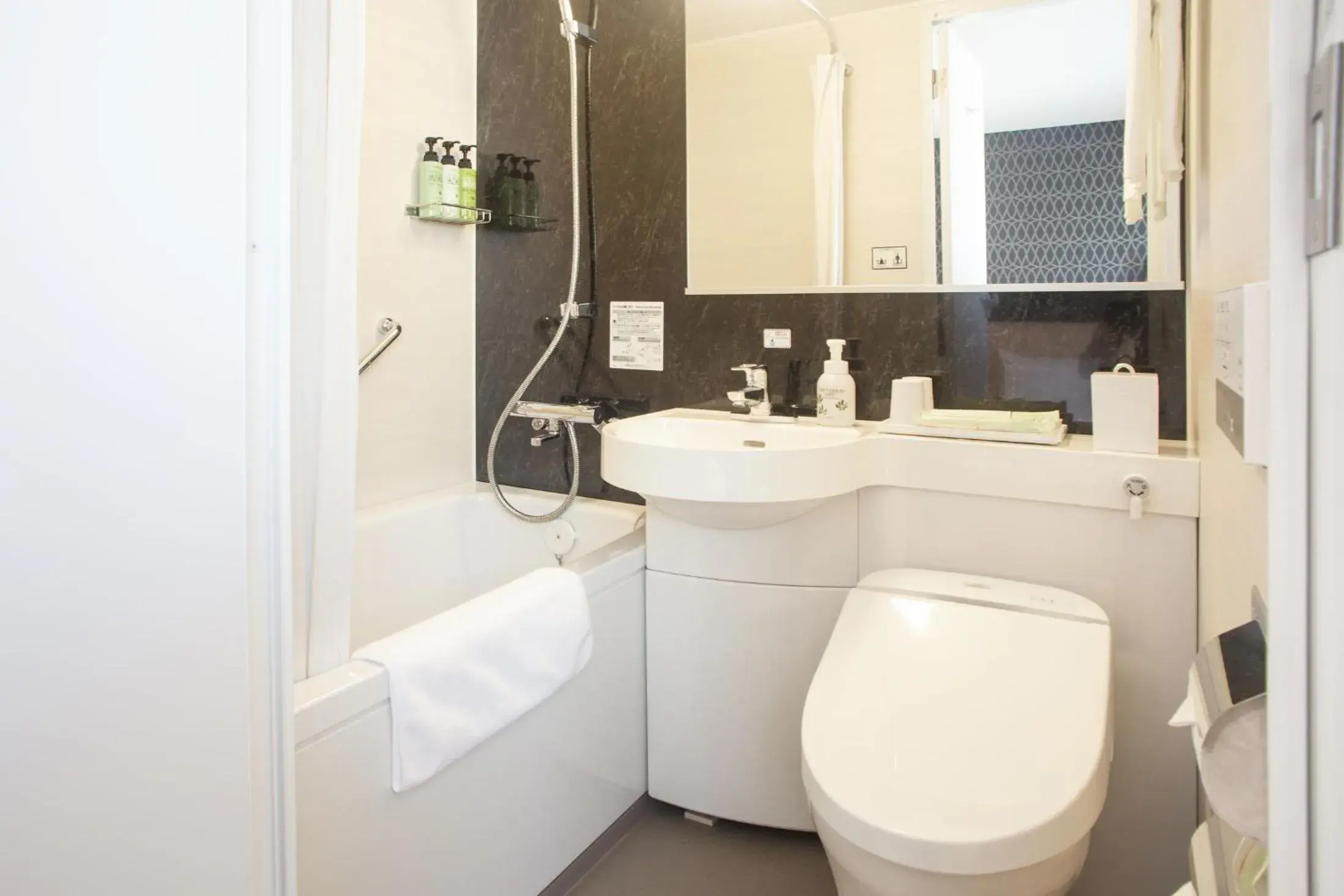 Economy Twin Room - Smoking in Kuretake Inn Premium Fukuroi Ekimae Economy Twin Room - Smoking in Kuretake Inn Premium Fukuroi Ekimae