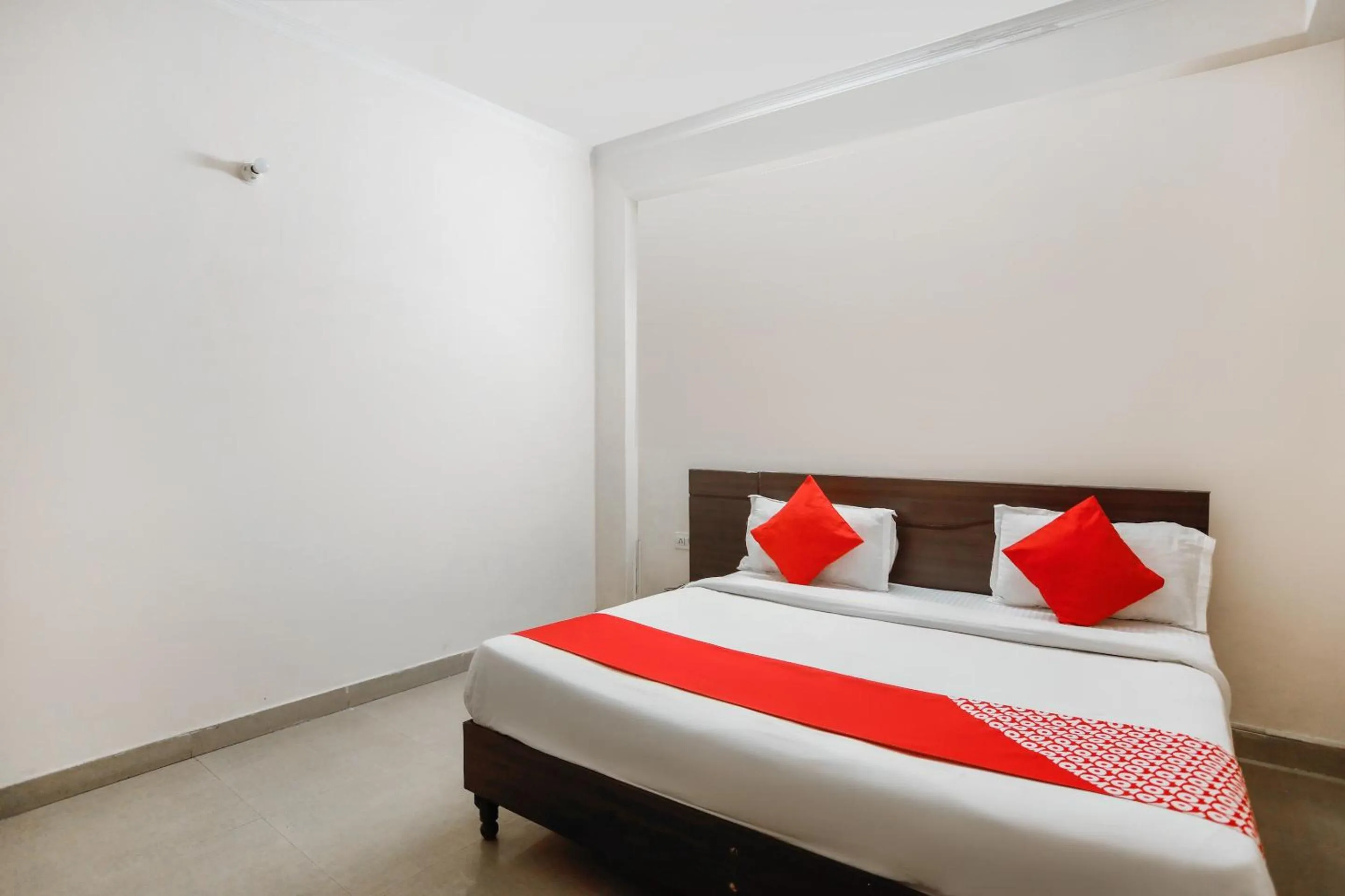 Bedroom, Bed in Hotel O Av Residency Near Botanic Garden Of Indian Republic