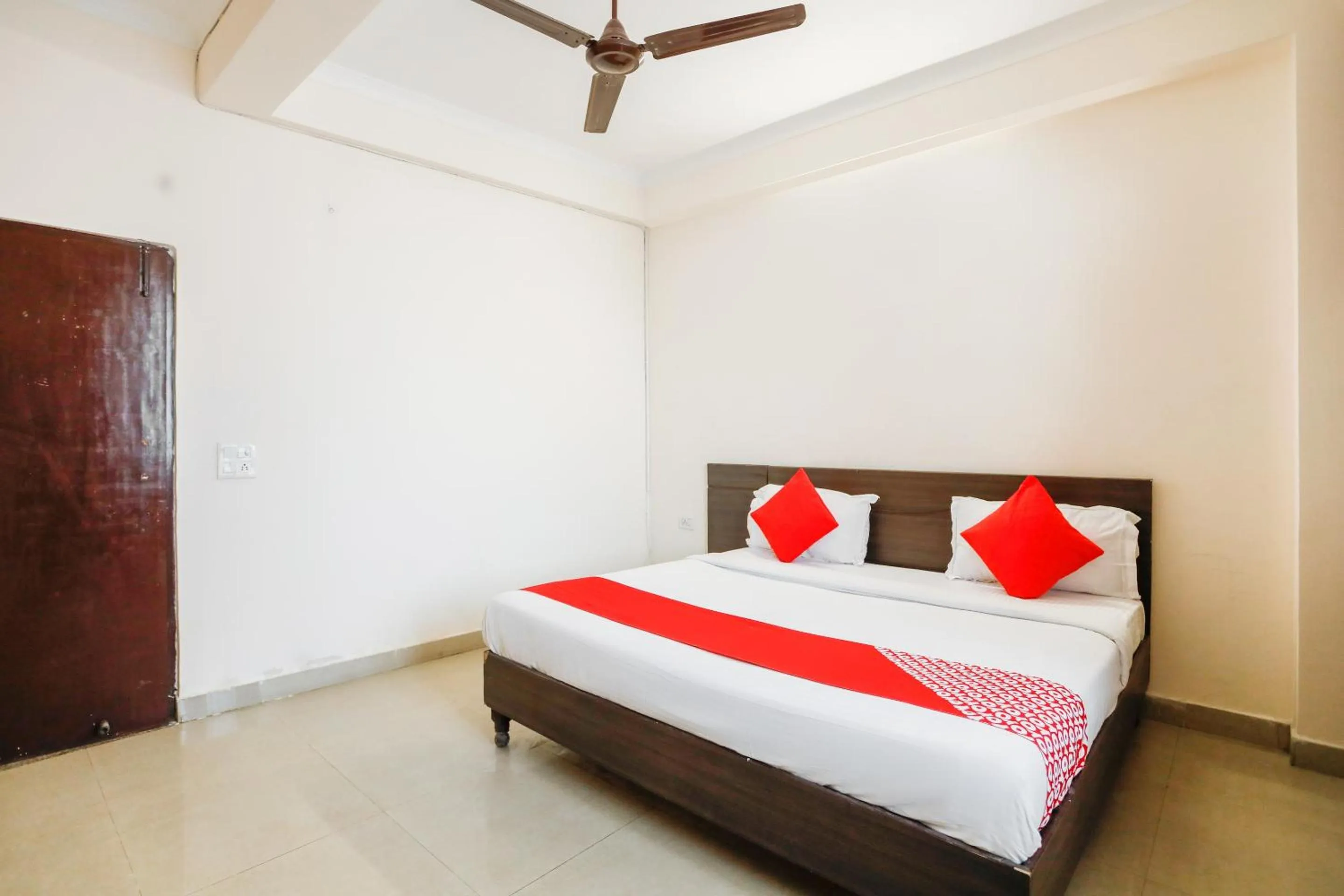 Bedroom, Bed in Hotel O Av Residency Near Botanic Garden Of Indian Republic