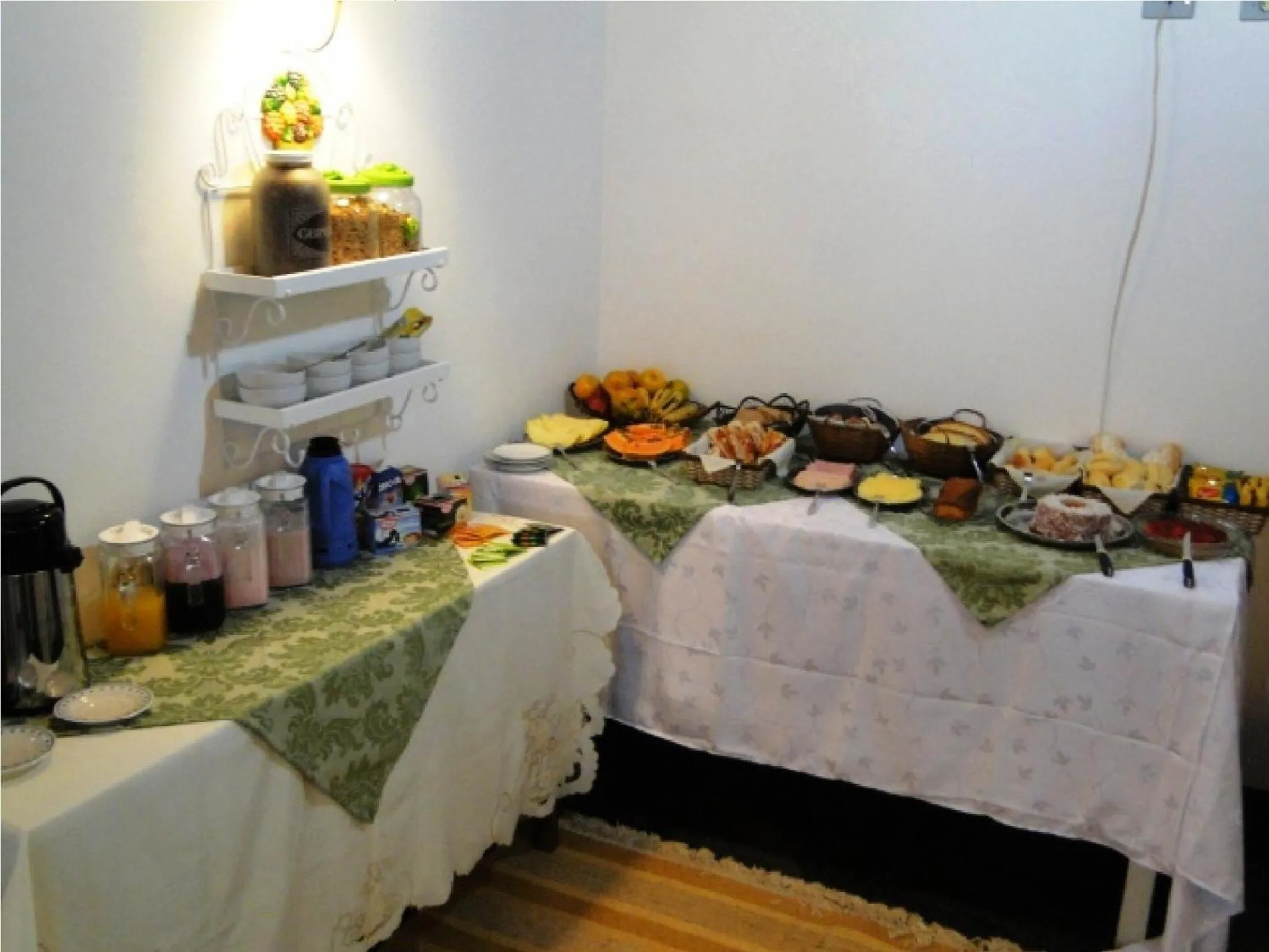 Buffet breakfast in Pousada Recanto Sião