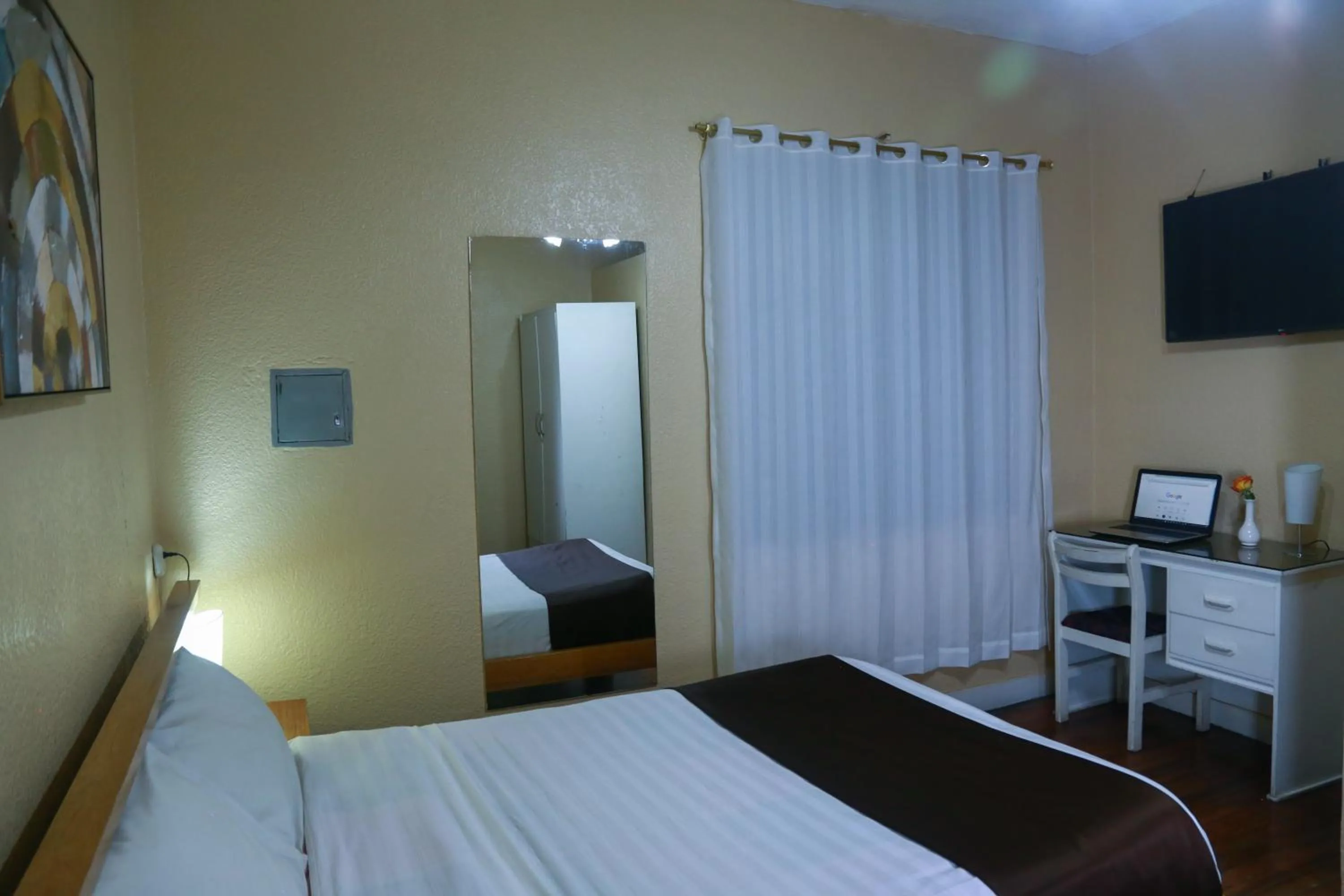 Communal lounge/ TV room, Bed in Hostal Loro Verde