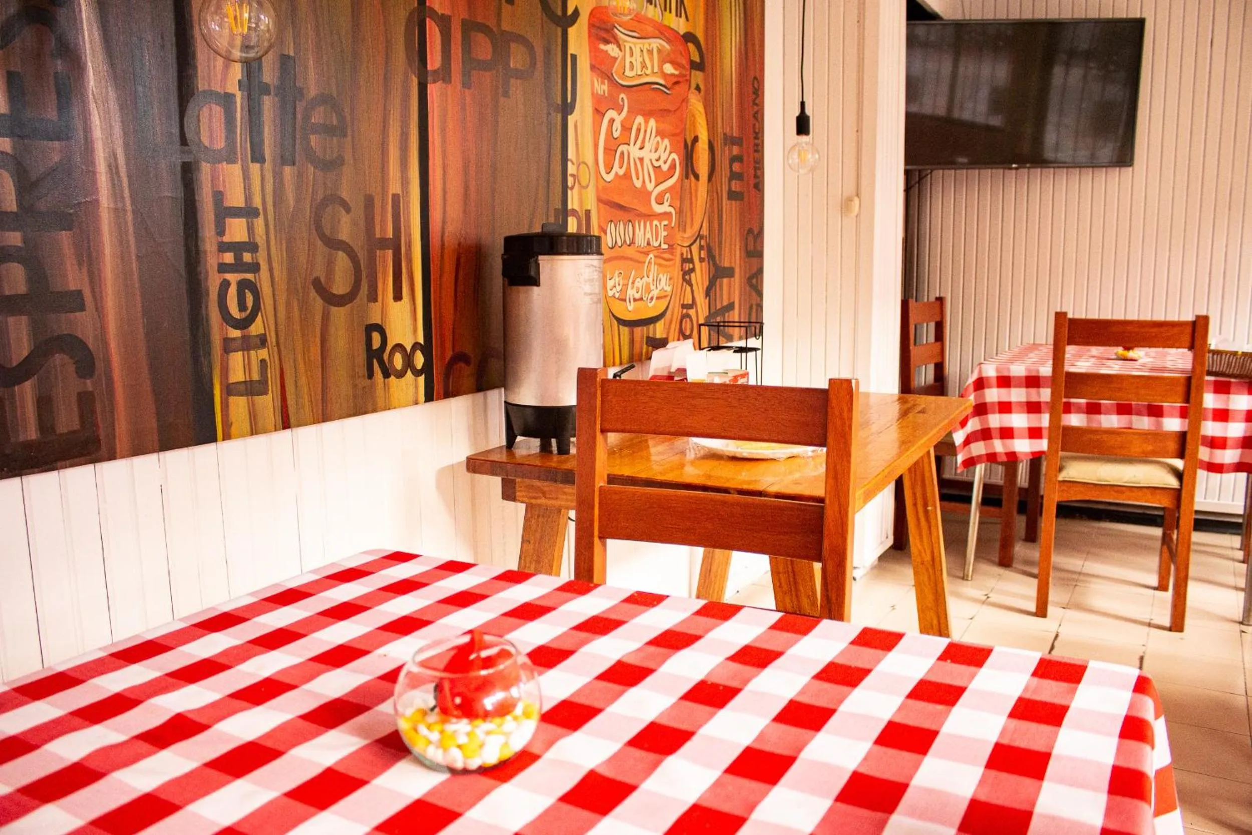 Restaurant/places to eat in Hostal Loro Verde