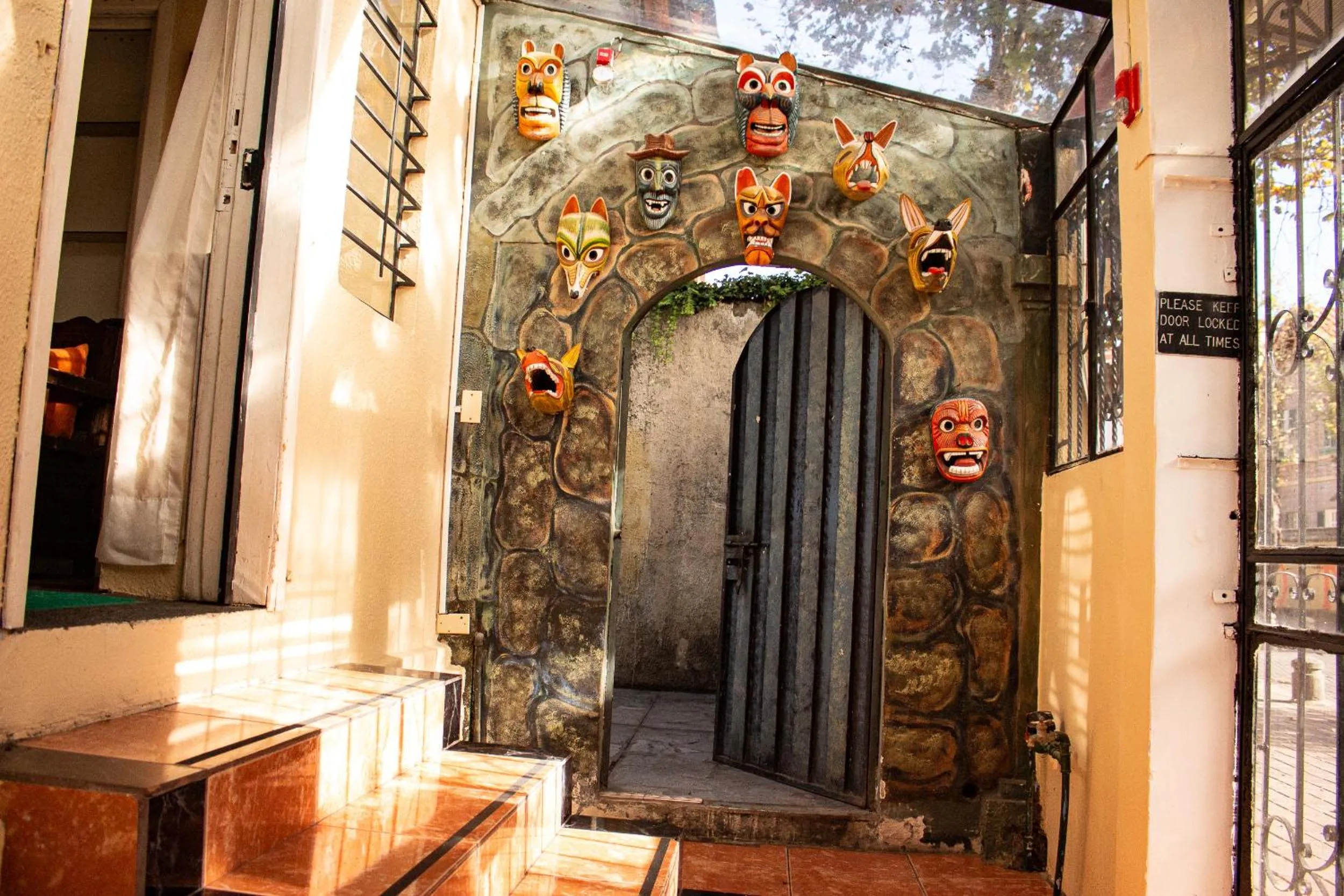 Facade/entrance in Hostal Loro Verde