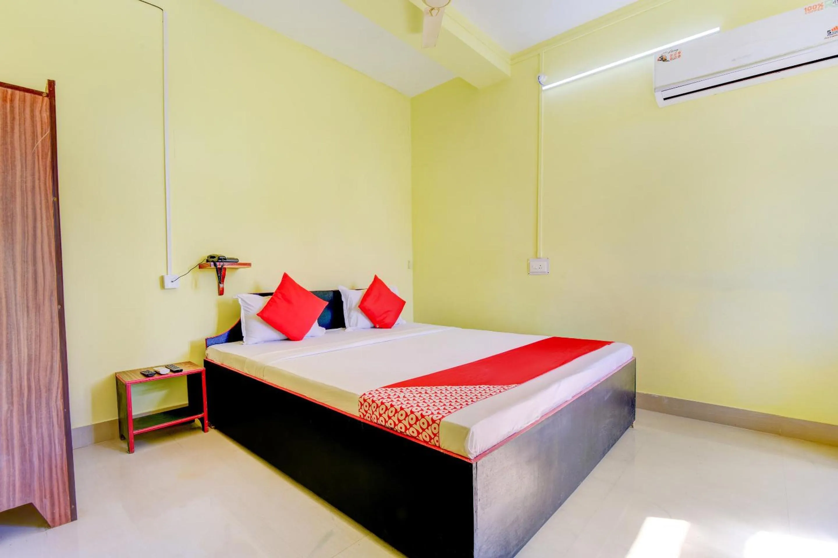 Bedroom in Hotel O Matri Smriti