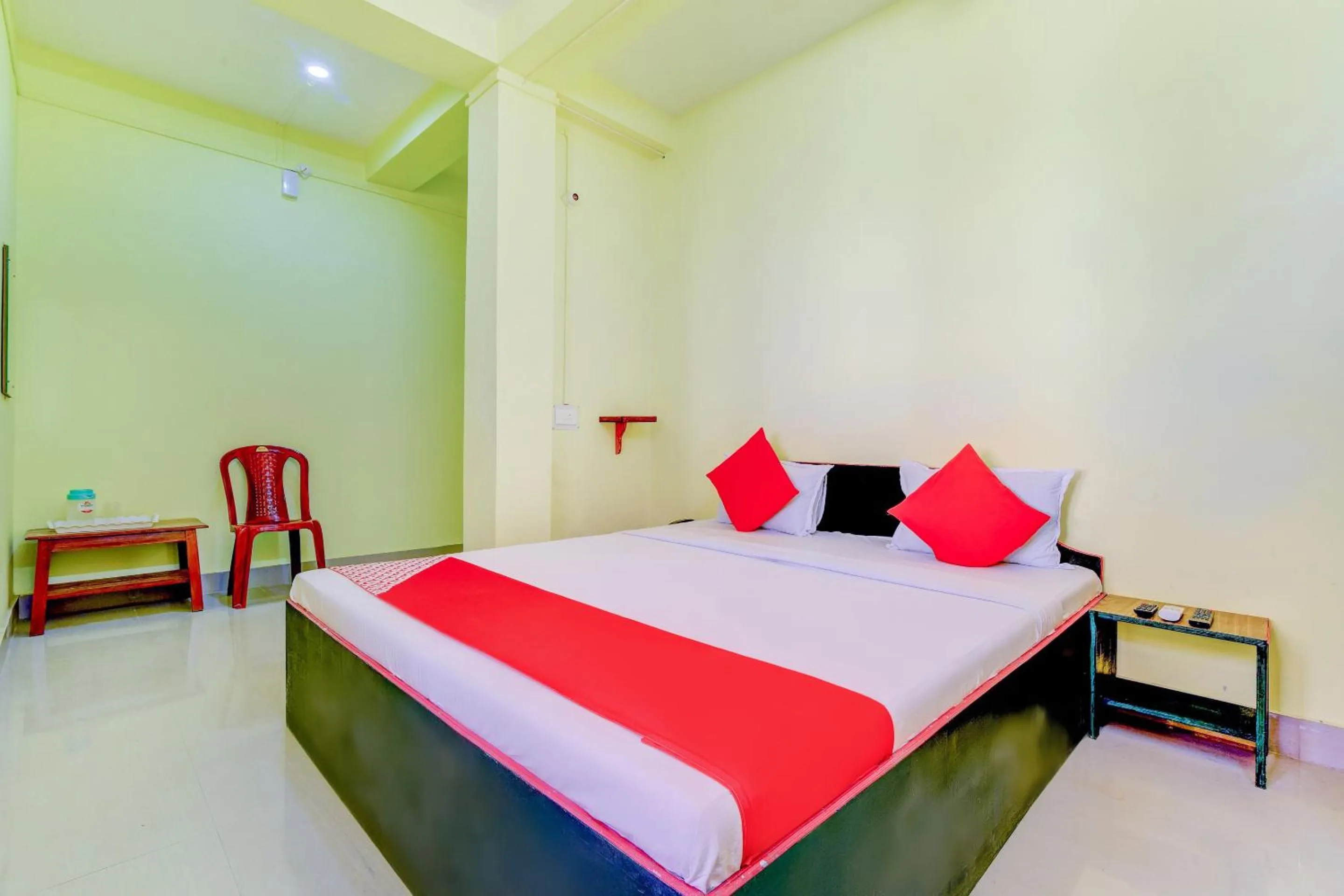 Bedroom in Hotel O Matri Smriti