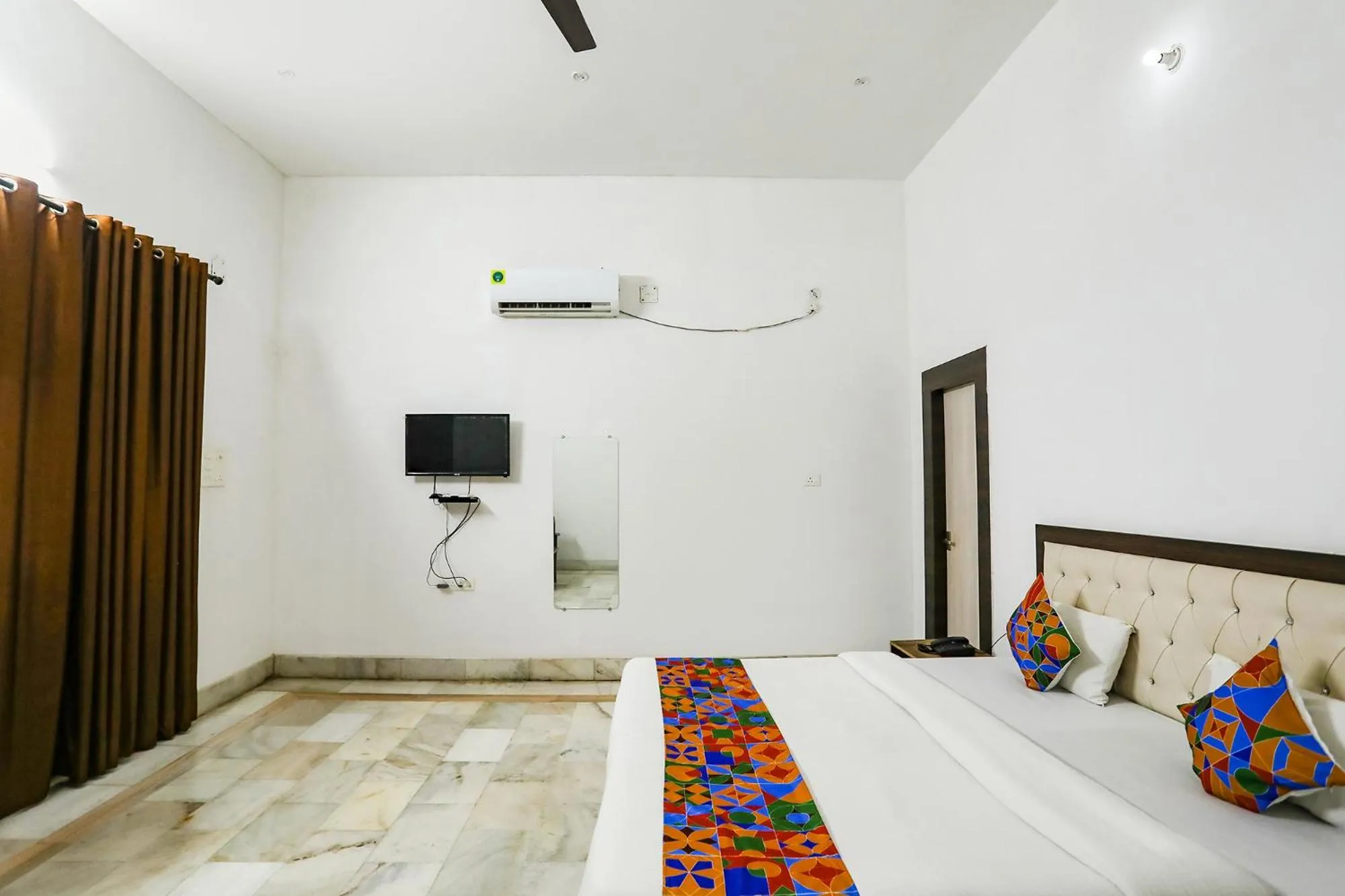 TV and multimedia, Bed in Via Prashansa Palace - Banaras Railway Station